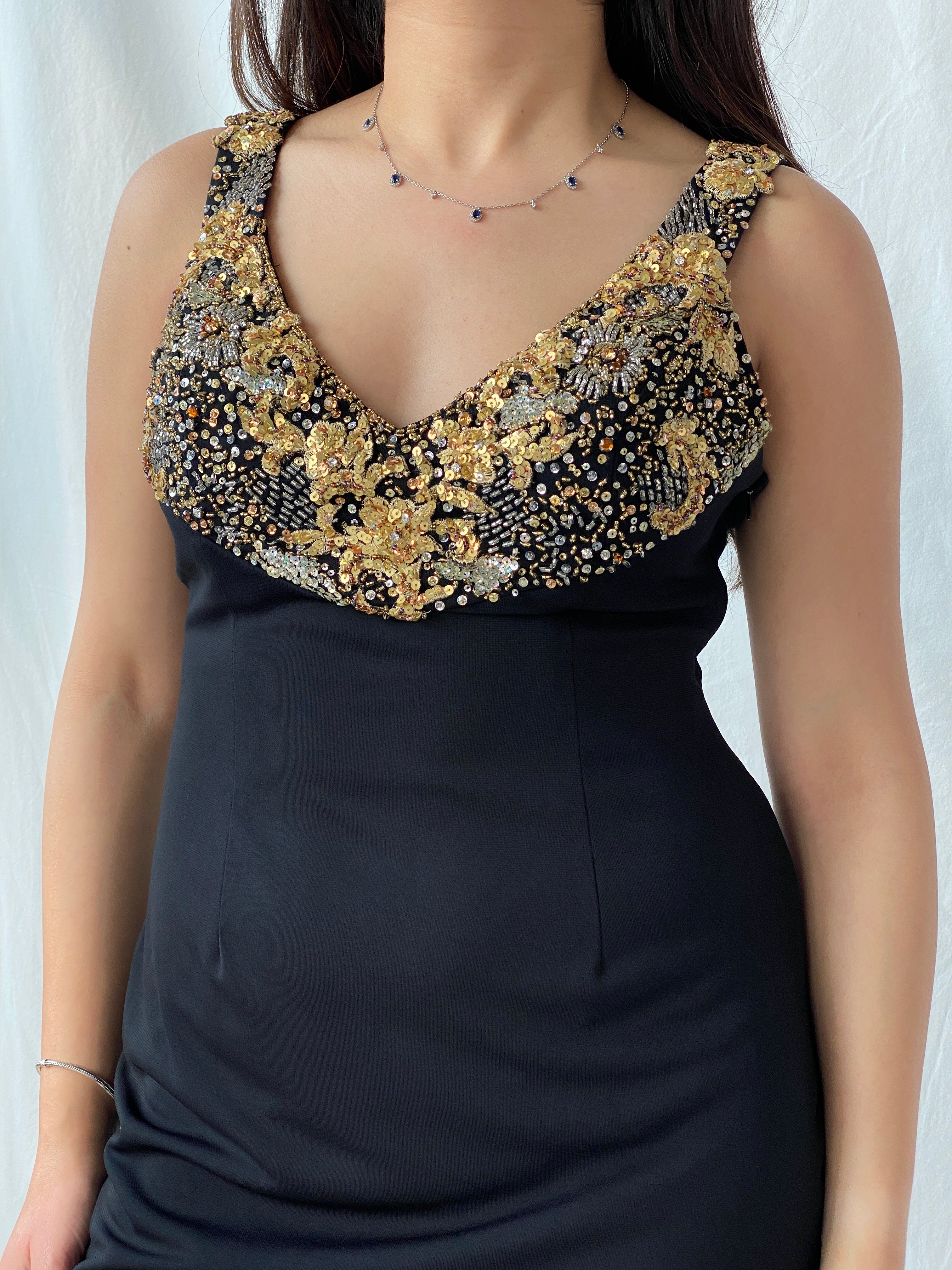 فستان BASIX أسود ضيق بدون أكمام مع تفاصيل ترتر وخرز ذهبي - M