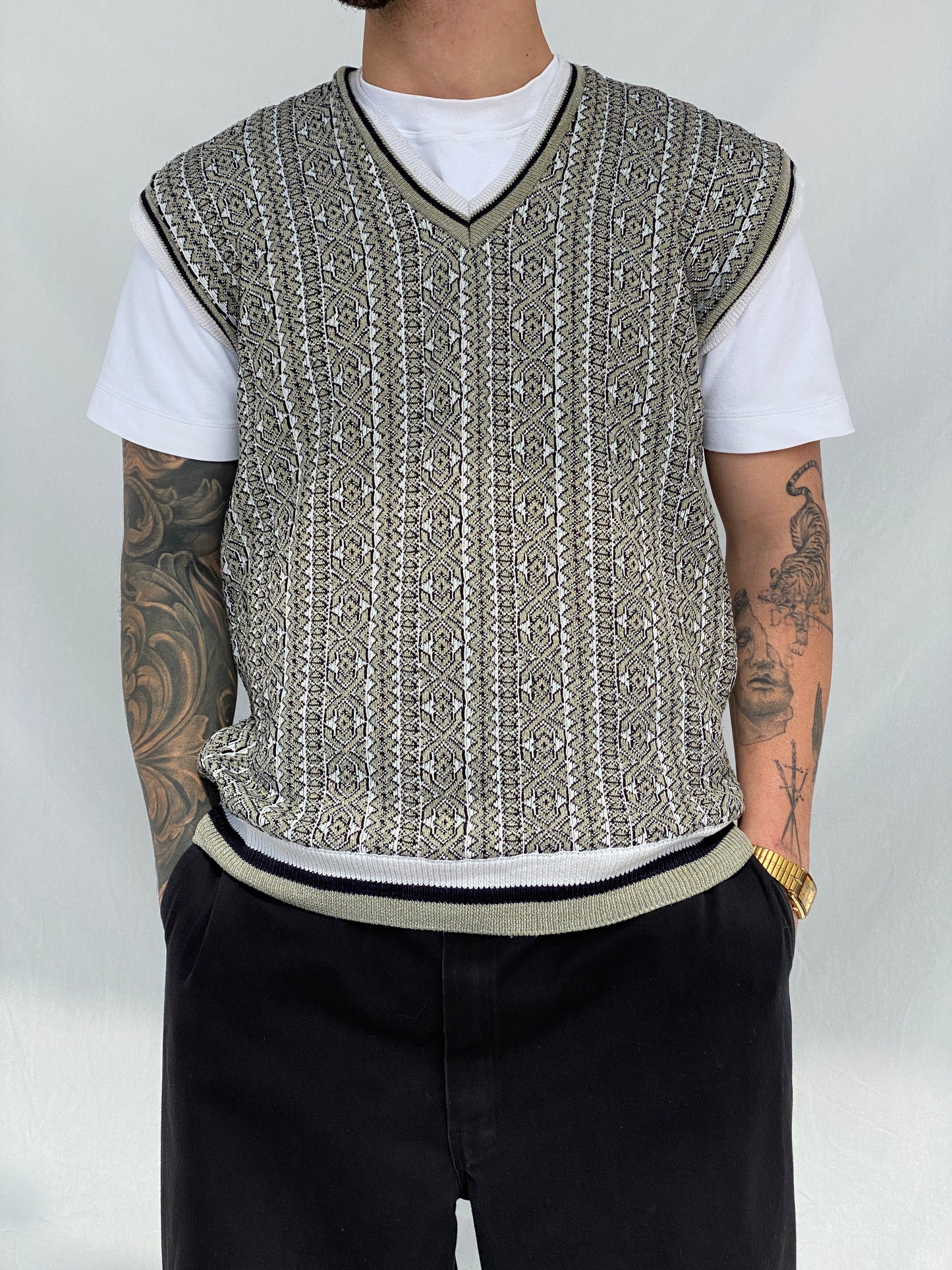 Vintage Men’s Casual V-Neck Patterned Striped Knitted Vest - M