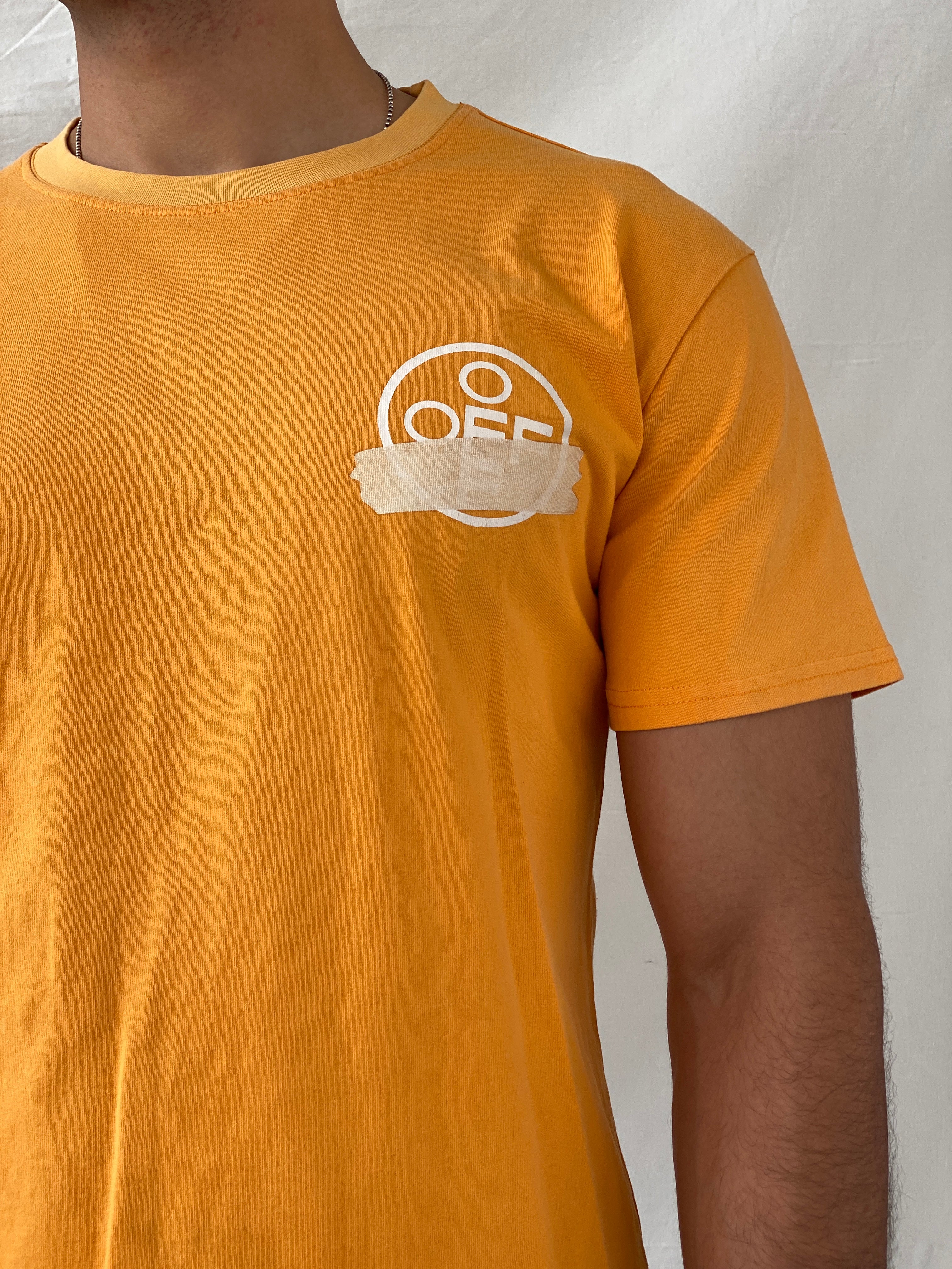 تي شيرت برتقالي برقبة دائرية وشريط جرافيكي من OFF-WHITE - مقاس كبير