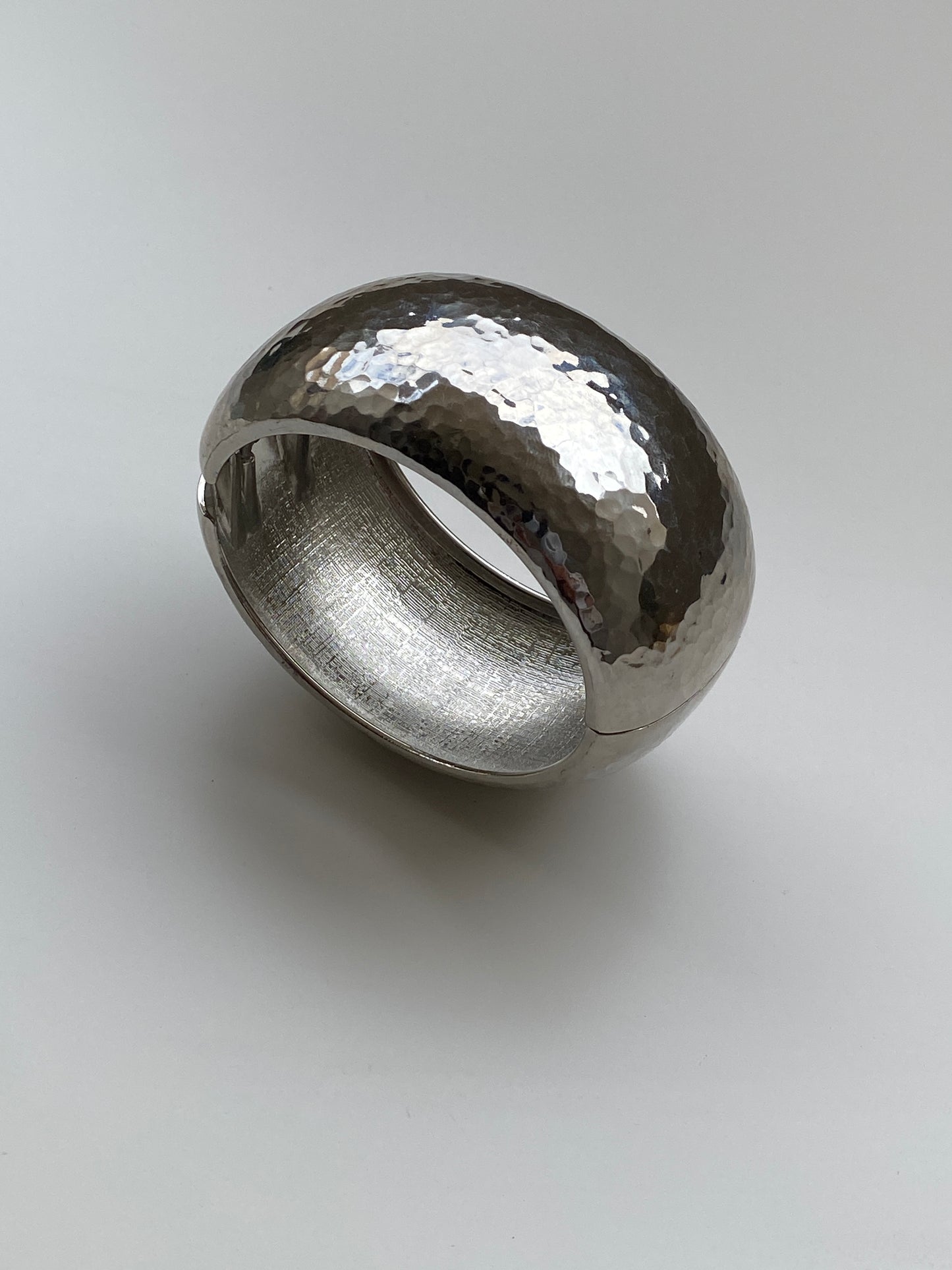 Vintage Silver-Tone Hammered Hinged Bangle Bracelet – Sculptural Minimalist Cuff