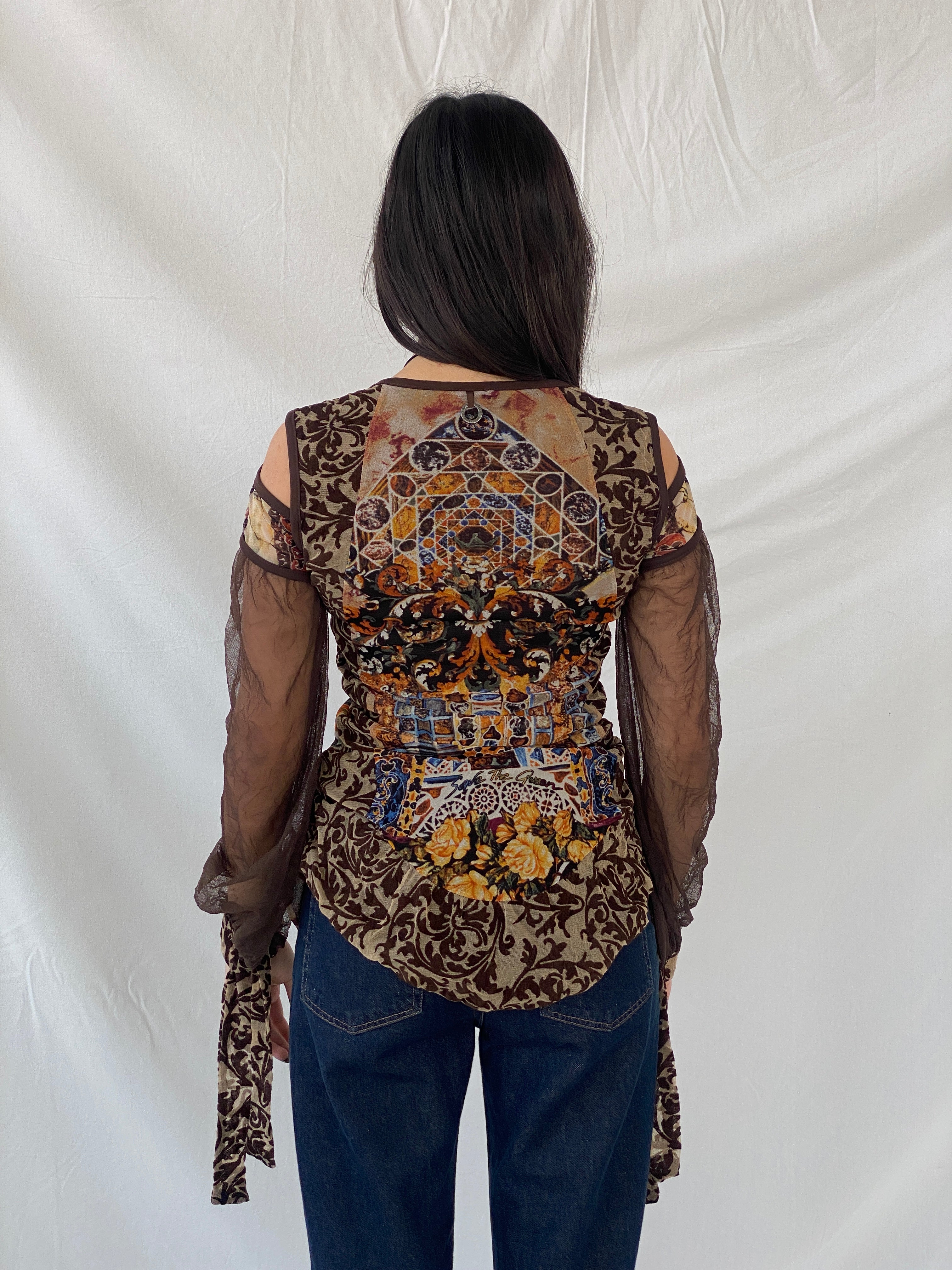 بلوزة "أنقذوا الملكة" بنية اللون بأكمام طويلة شفافة غير متماثلة - مقاس متوسط