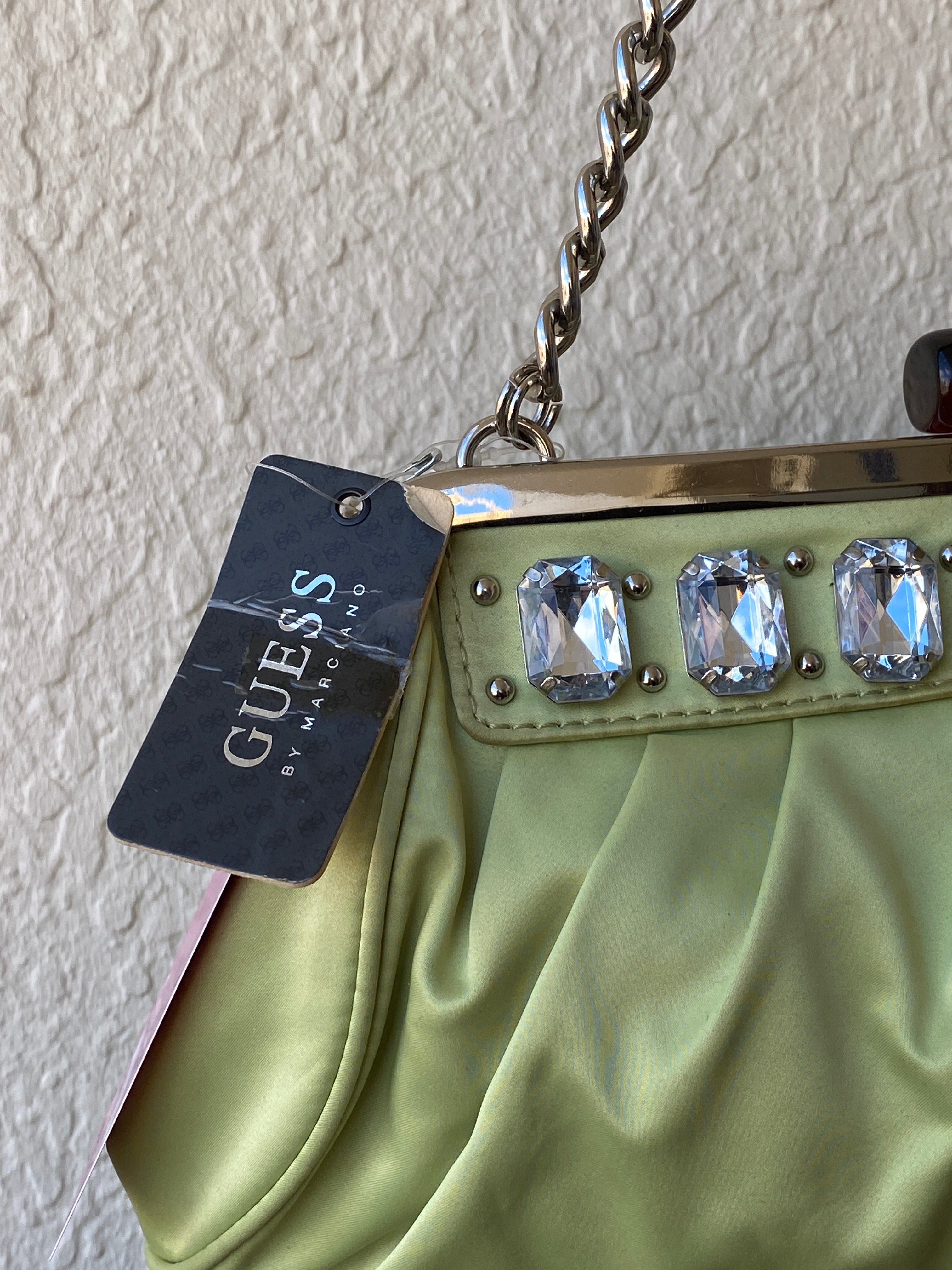 حقيبة كتف Guess باللون الأخضر الليموني المزين بالكريستال Y2K