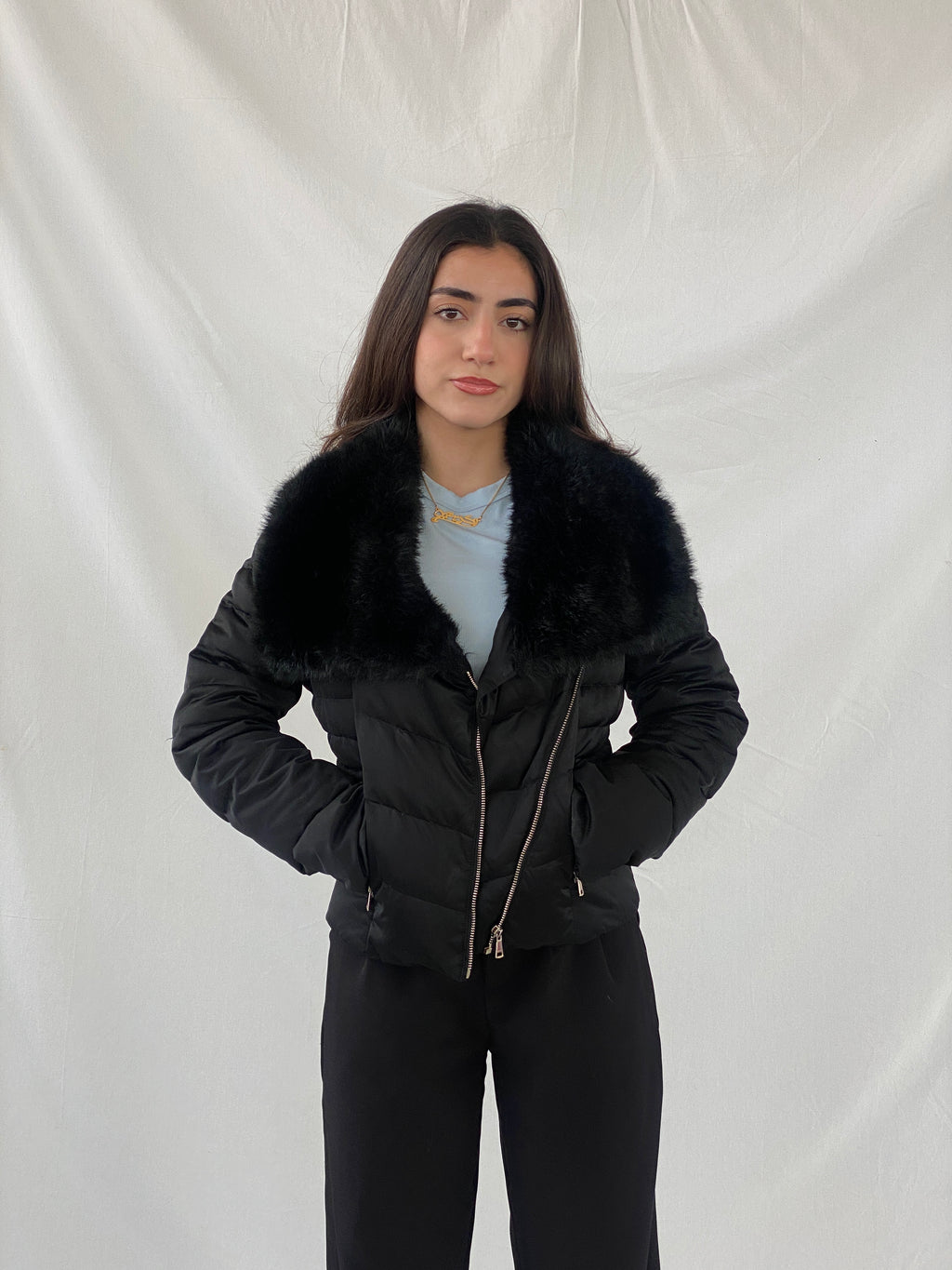 جاكيت منفوخ من بيبي باللون الأسود بياقة من الفرو الصناعي - مقاس متوسط