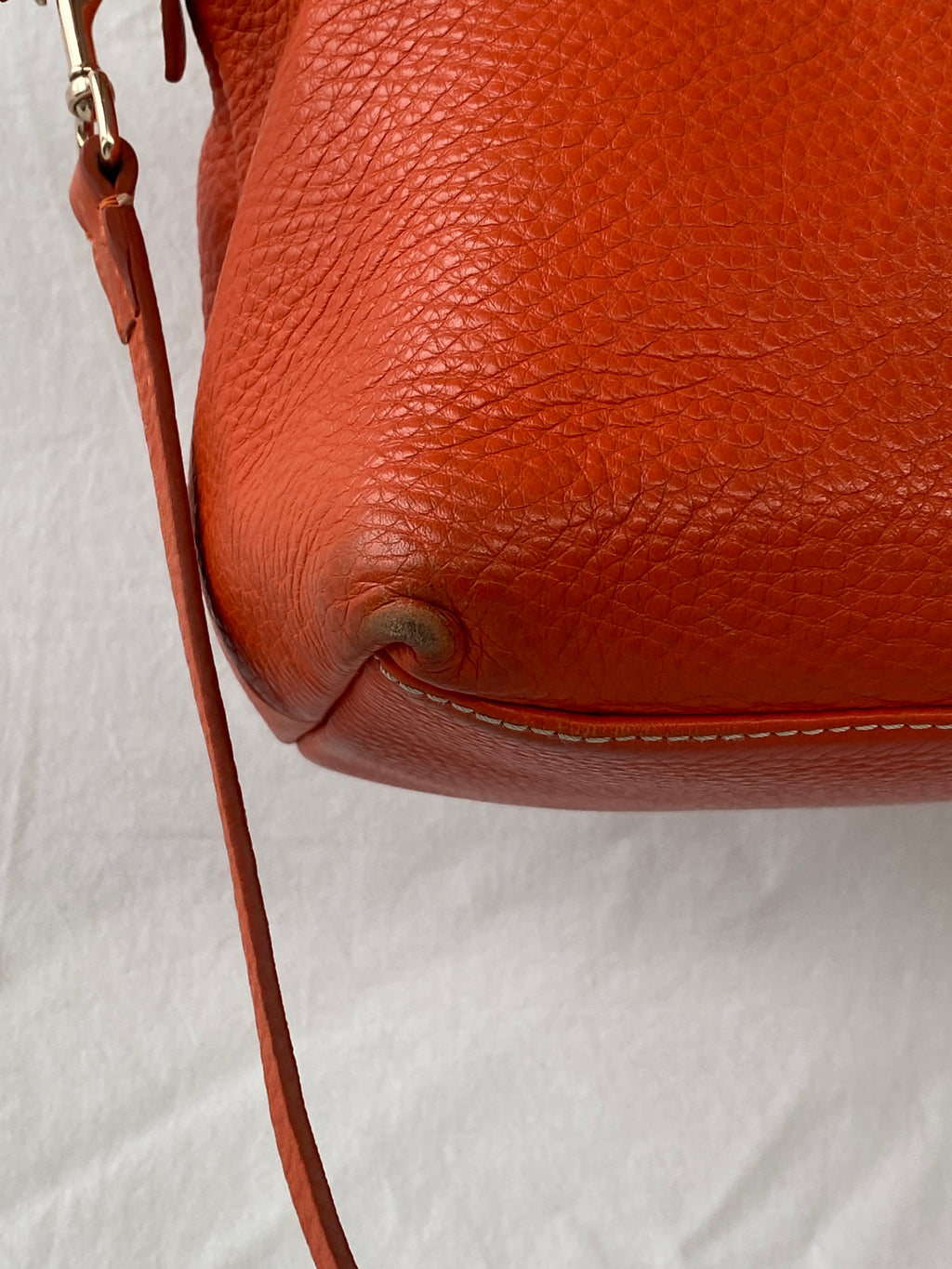 حقيبة يد ديلين برتقالية جريئة من دوني آند بورك