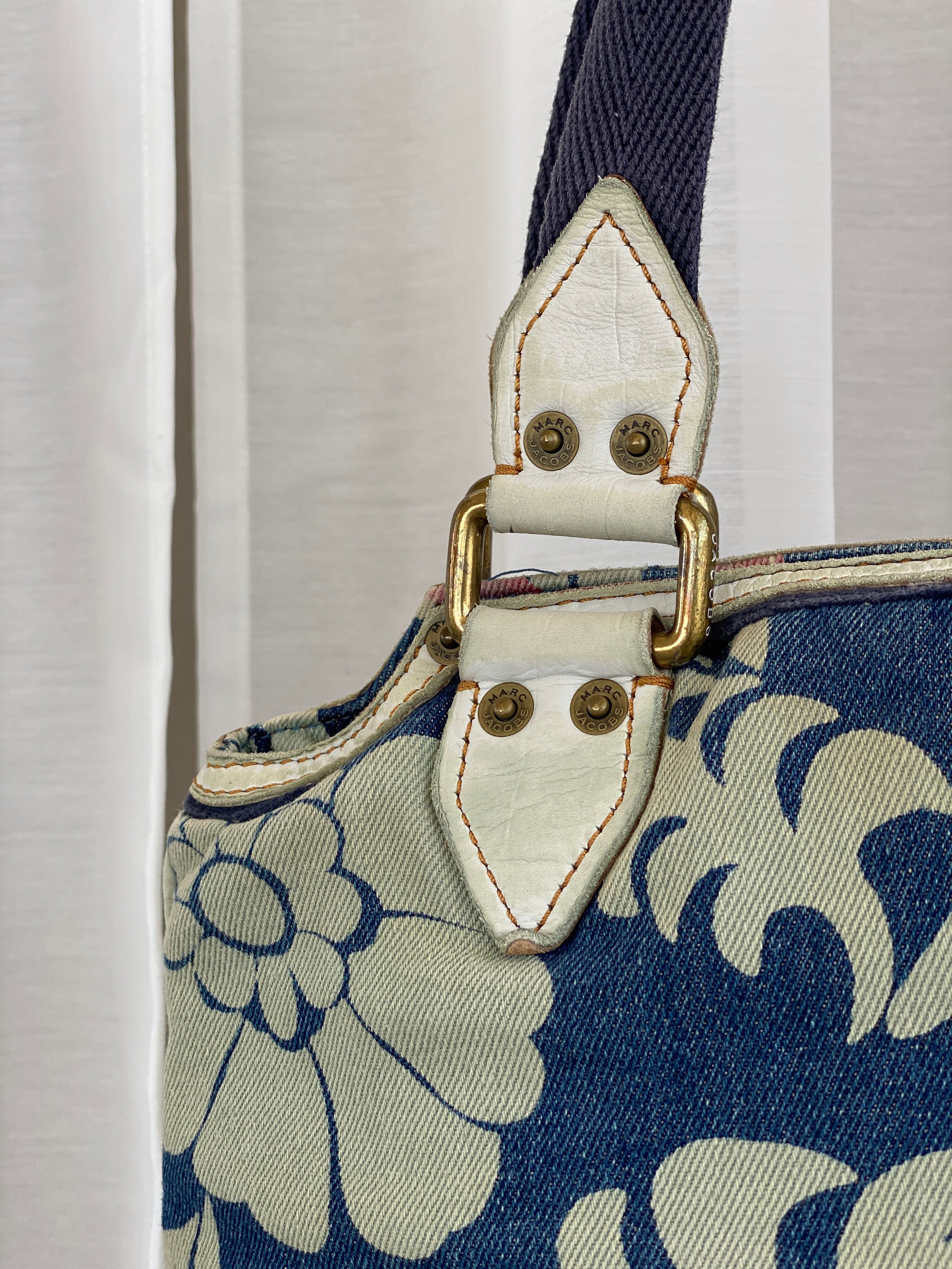 حقيبة يد كلاسيكية من مارك جاكوبس بطبعة دينم مع علامات