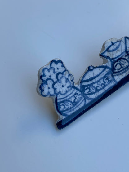 Vintage Hand-Painted Delft Style Cat & Floral Shelf Ceramic Brooch – Blue & White Artisan Pin