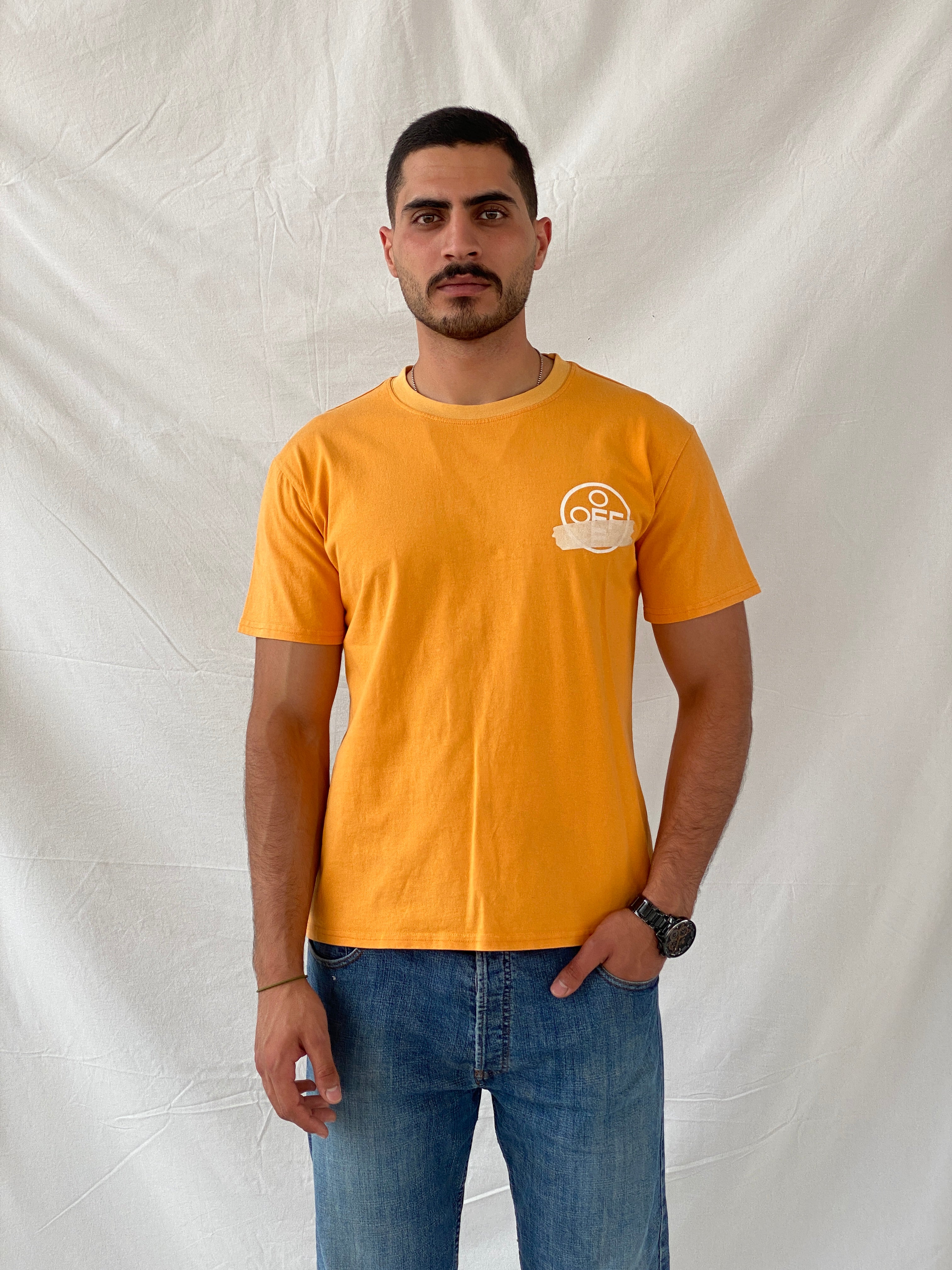 تي شيرت برتقالي برقبة دائرية وشريط جرافيكي من OFF-WHITE - مقاس كبير