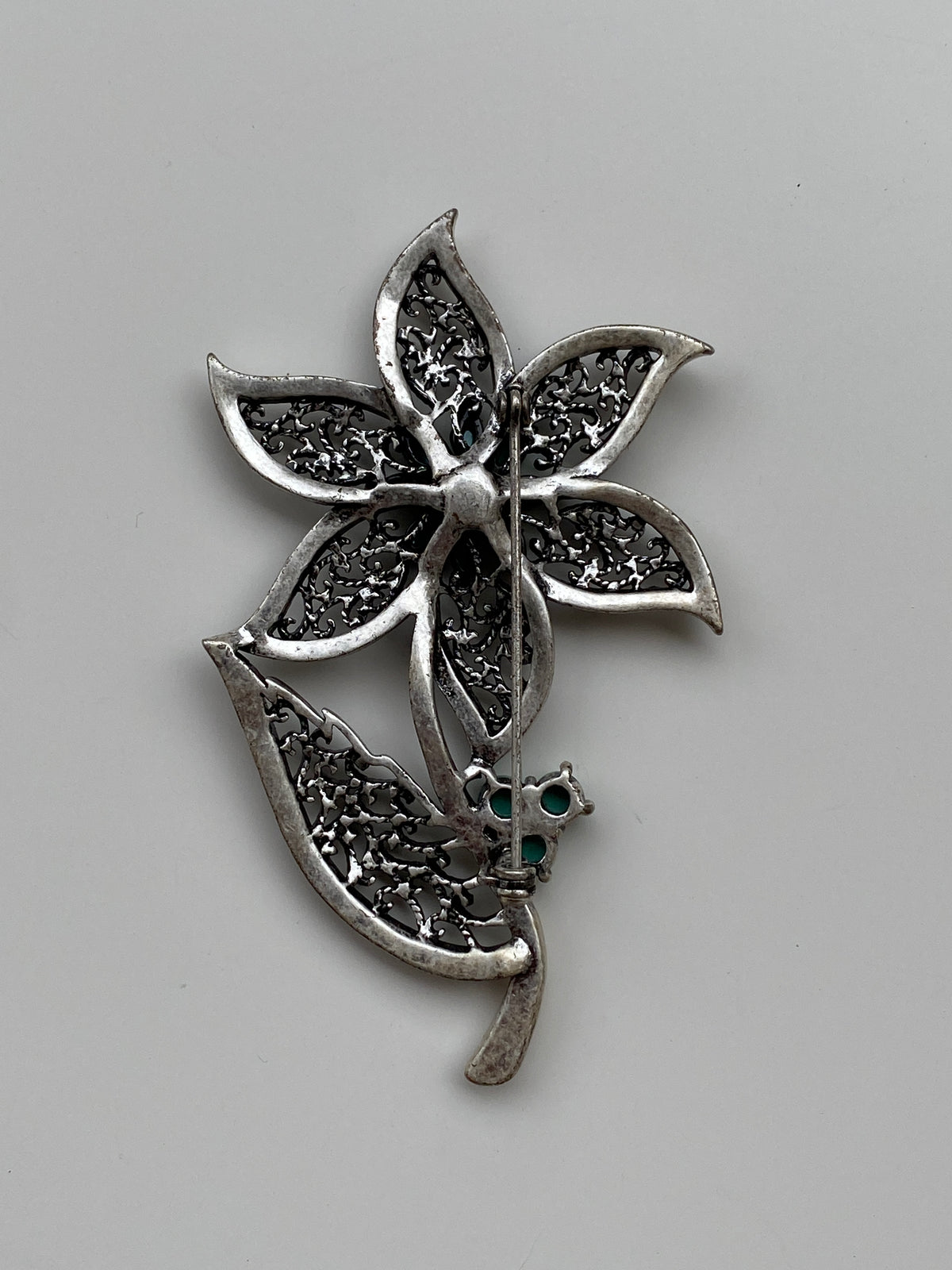 Vintage Silver Tone Filigree Flower Brooch with Green Stones – Ornate Floral Statement Pin Vintage Silver Tone Filigree Flower Brooch with Green Stones – Ornate Floral Statement Pin