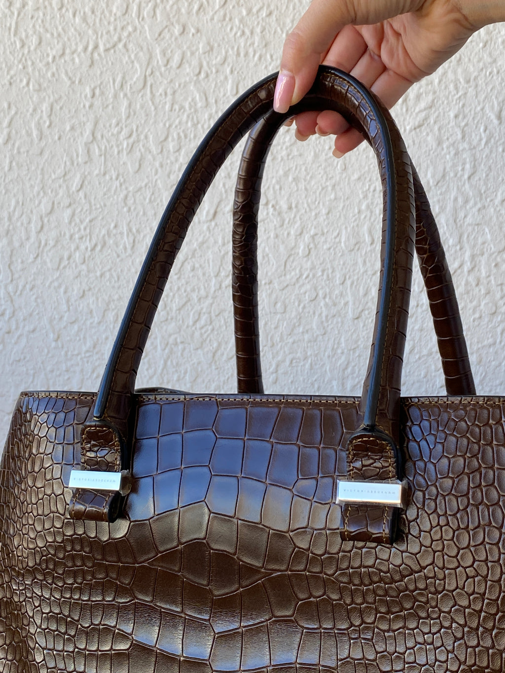 حقيبة فيكتوريا بيكهام كبيرة من الجلد باللون البني الشوكولاتي للنساء بتأثير جلد التمساح