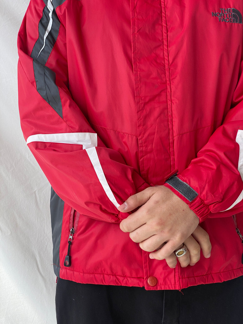 جاكيت رجالي من سلسلة Summit Series باللونين الأحمر والرمادي من The North Face 00s - مقاس XL