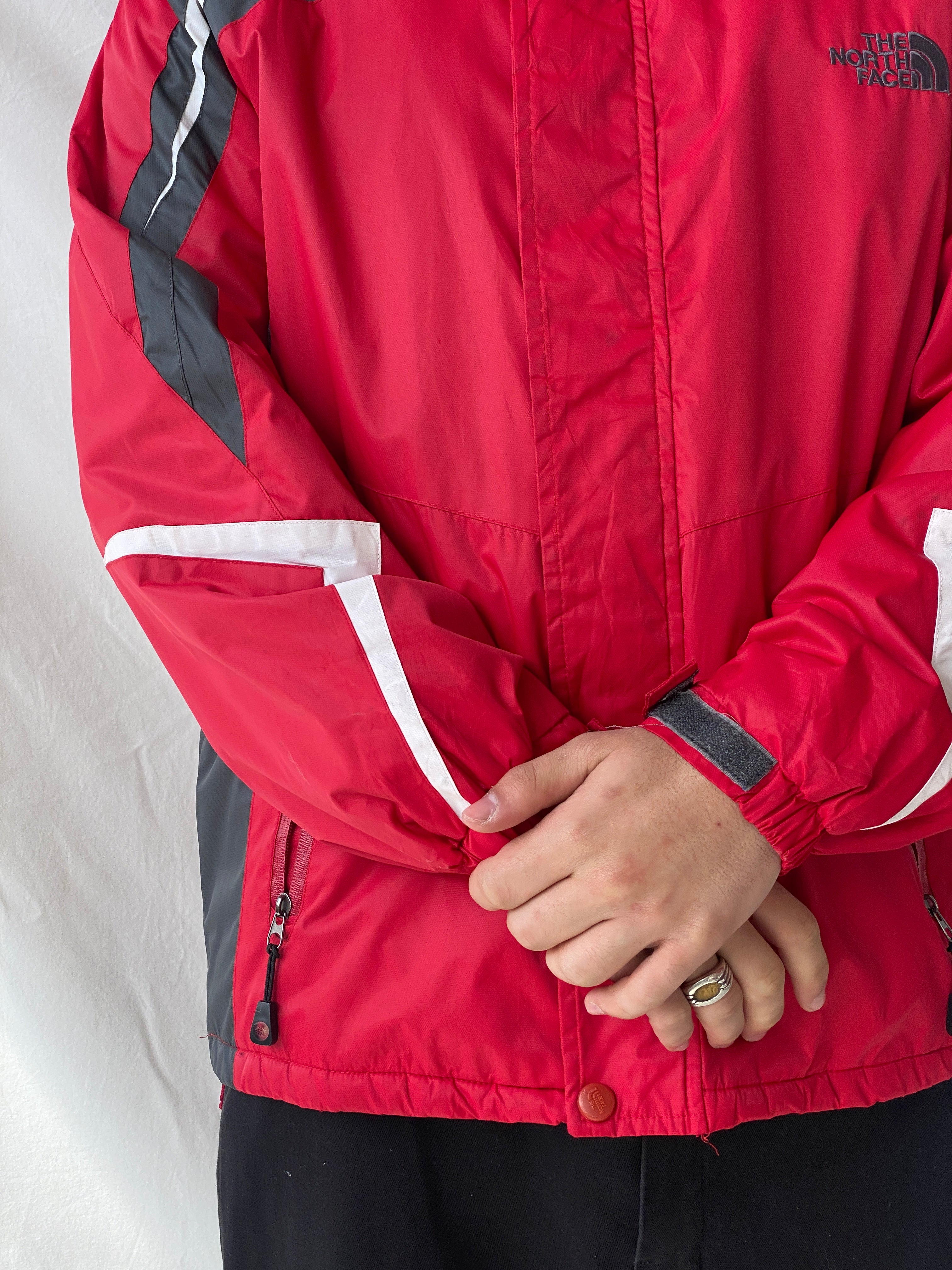 جاكيت رجالي من سلسلة Summit Series باللونين الأحمر والرمادي من The North Face 00s - مقاس XL