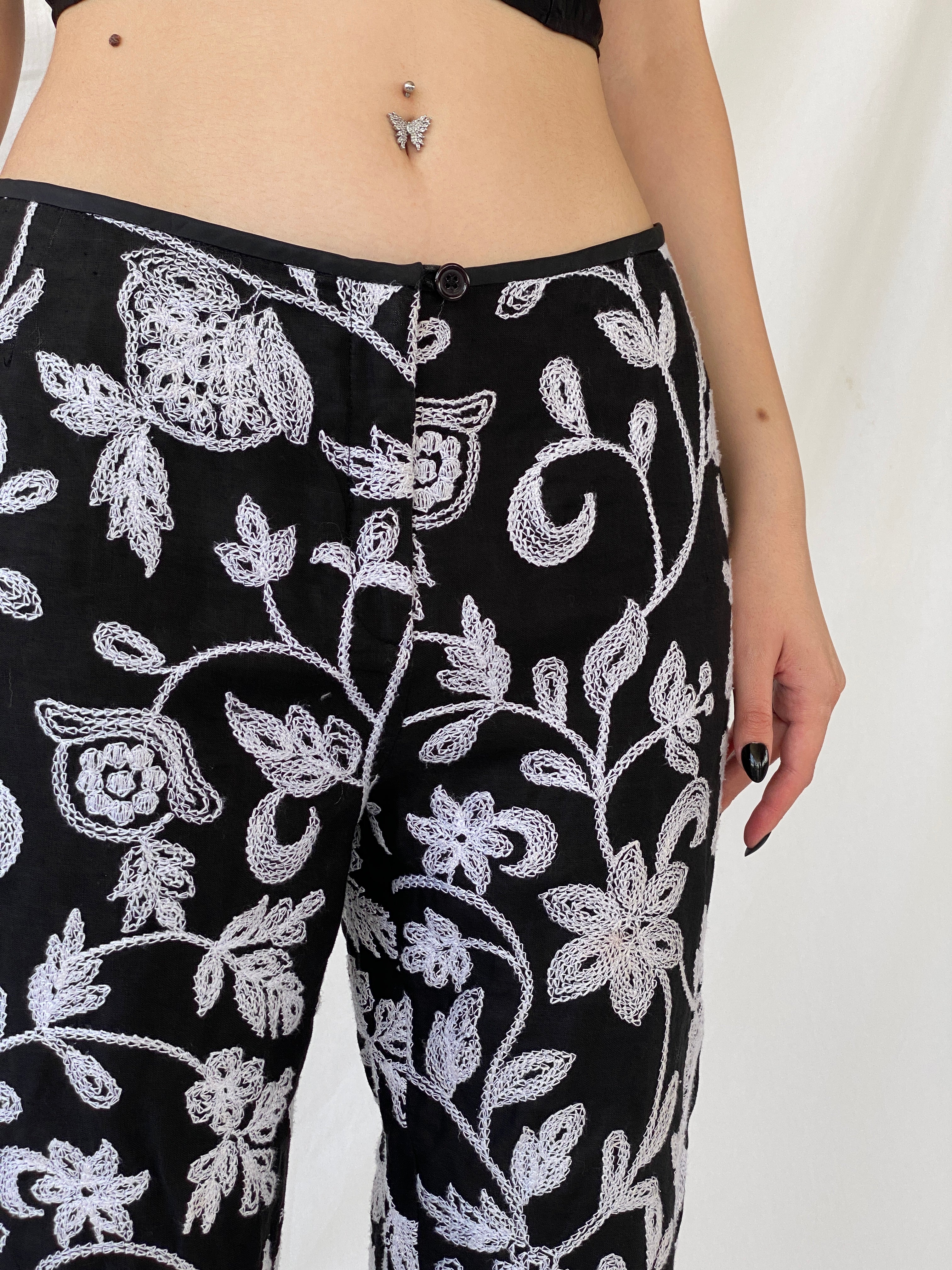 Statement Vintage Principe Black Floral Embroidered Linen Capri Pants - M