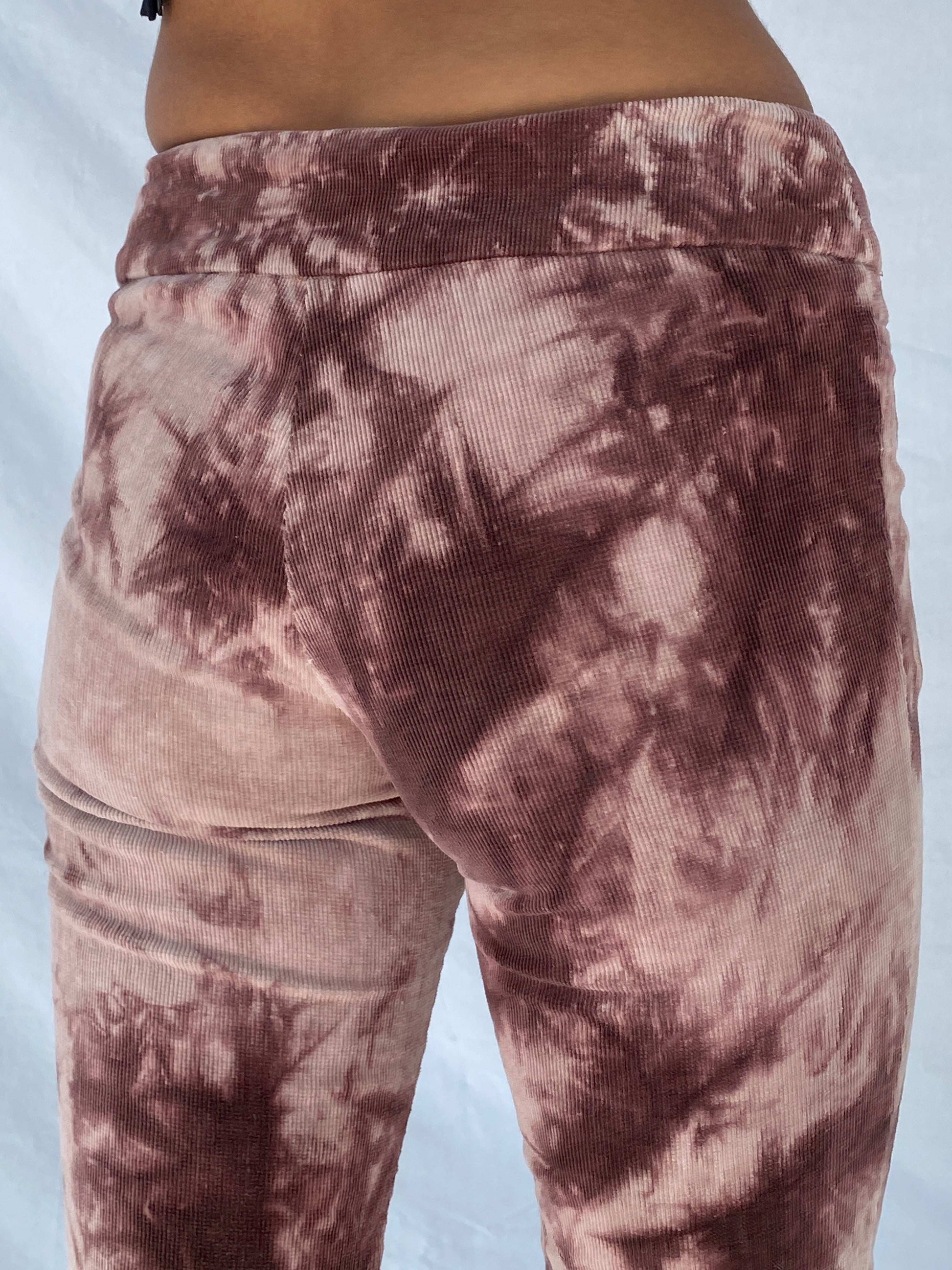 بنطلون مخملي منخفض الخصر من مجموعة Vintage Necessary Object بتصميم Tie-dye بنطلون مخملي منخفض الخصر من مجموعة Vintage Necessary Object بتصميم Tie-dye