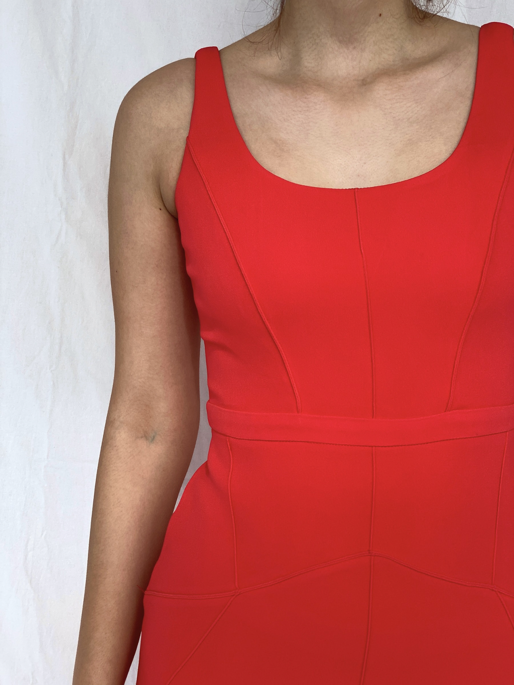 فستان إليزابيتا فرانكي الأحمر الجميل متوسط ​​الطول بدون أكمام - مقاس M