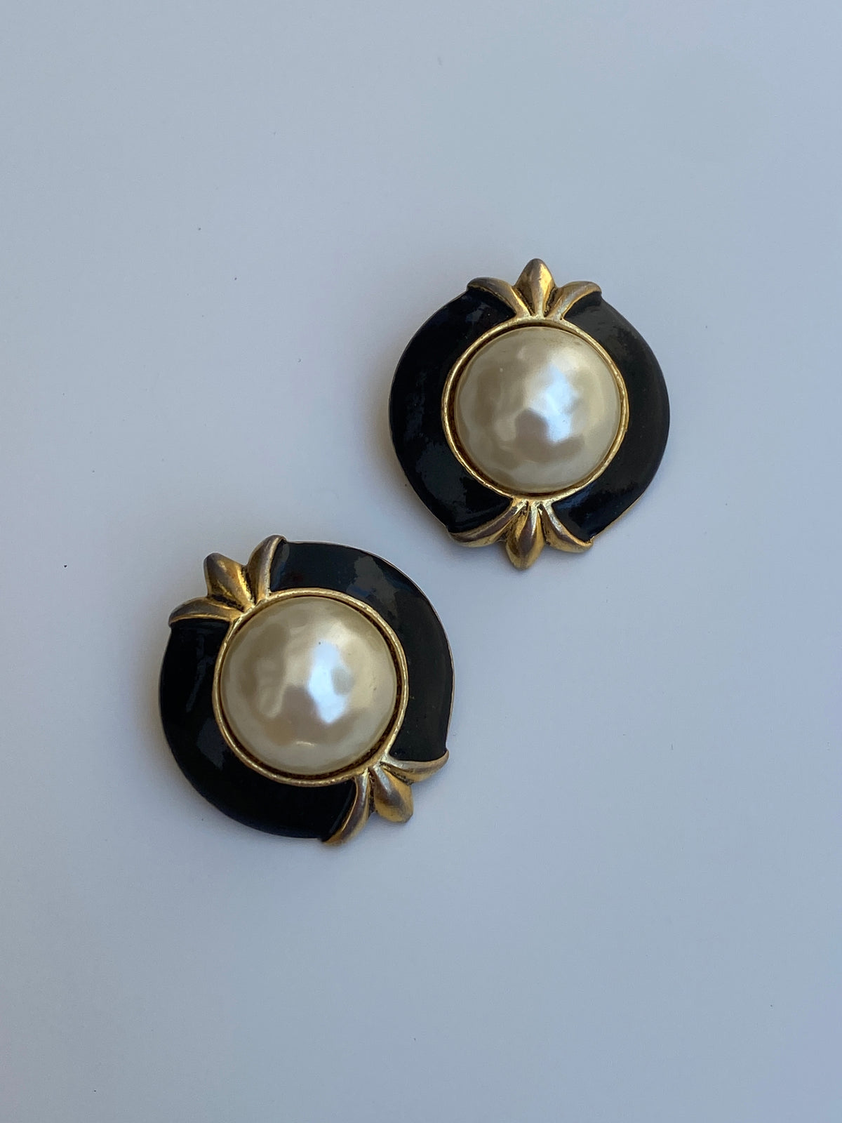 Vintage 1980s Black Enamel & Faux Pearl Clip-On Earrings Vintage 1980s Black Enamel & Faux Pearl Clip-On Earrings