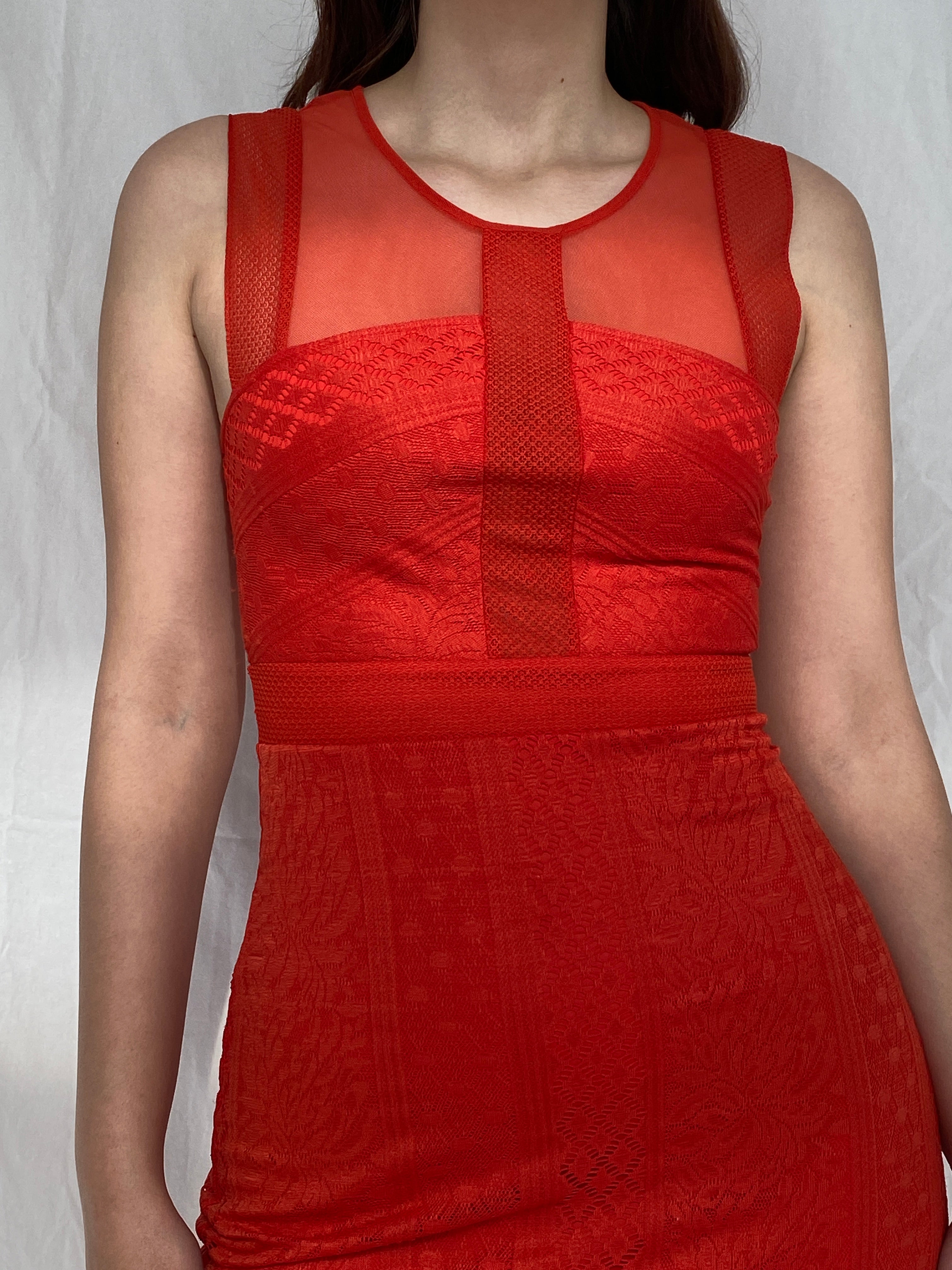 فستان متوسط ​​الطول من NWT BCBG MAXAZRIA بطبقات من الدانتيل باللون الأحمر الخشخاش - XS