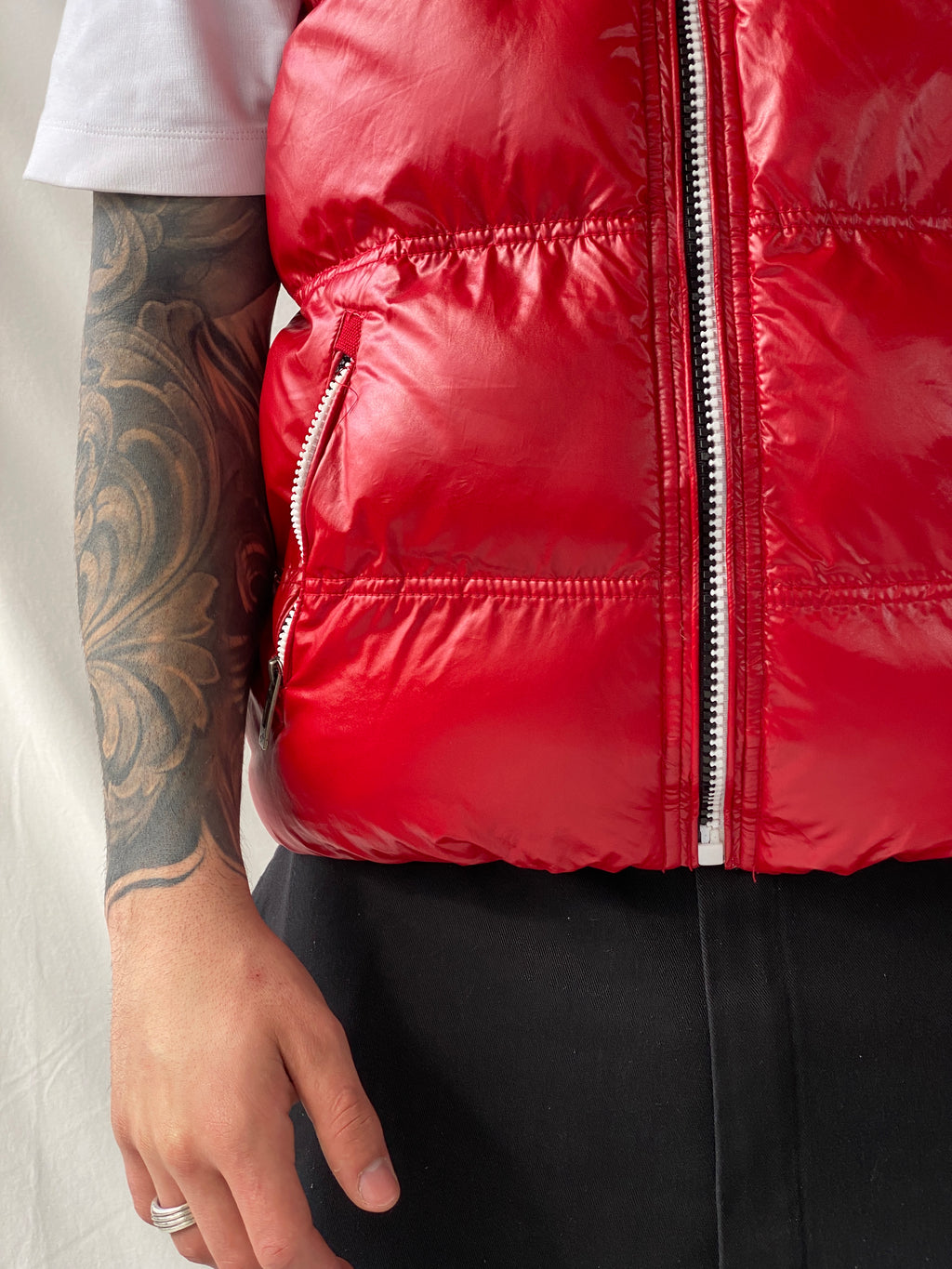 سترة يونغ آند ريتش الحمراء المبطنة بدون أكمام والمنفوخة بغطاء للرأس - مقاس متوسط