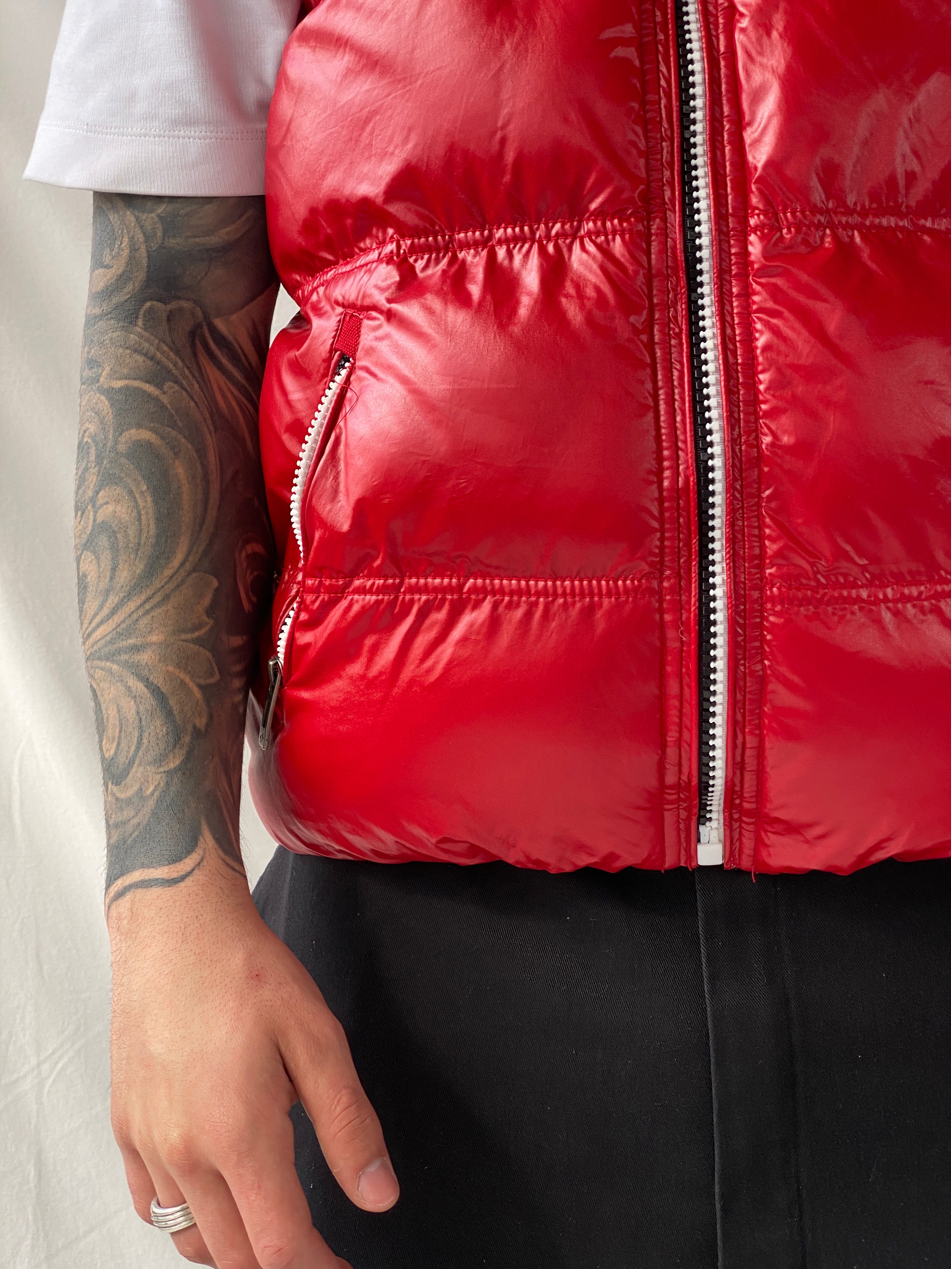 سترة يونغ آند ريتش الحمراء المبطنة بدون أكمام والمنفوخة بغطاء للرأس - مقاس متوسط