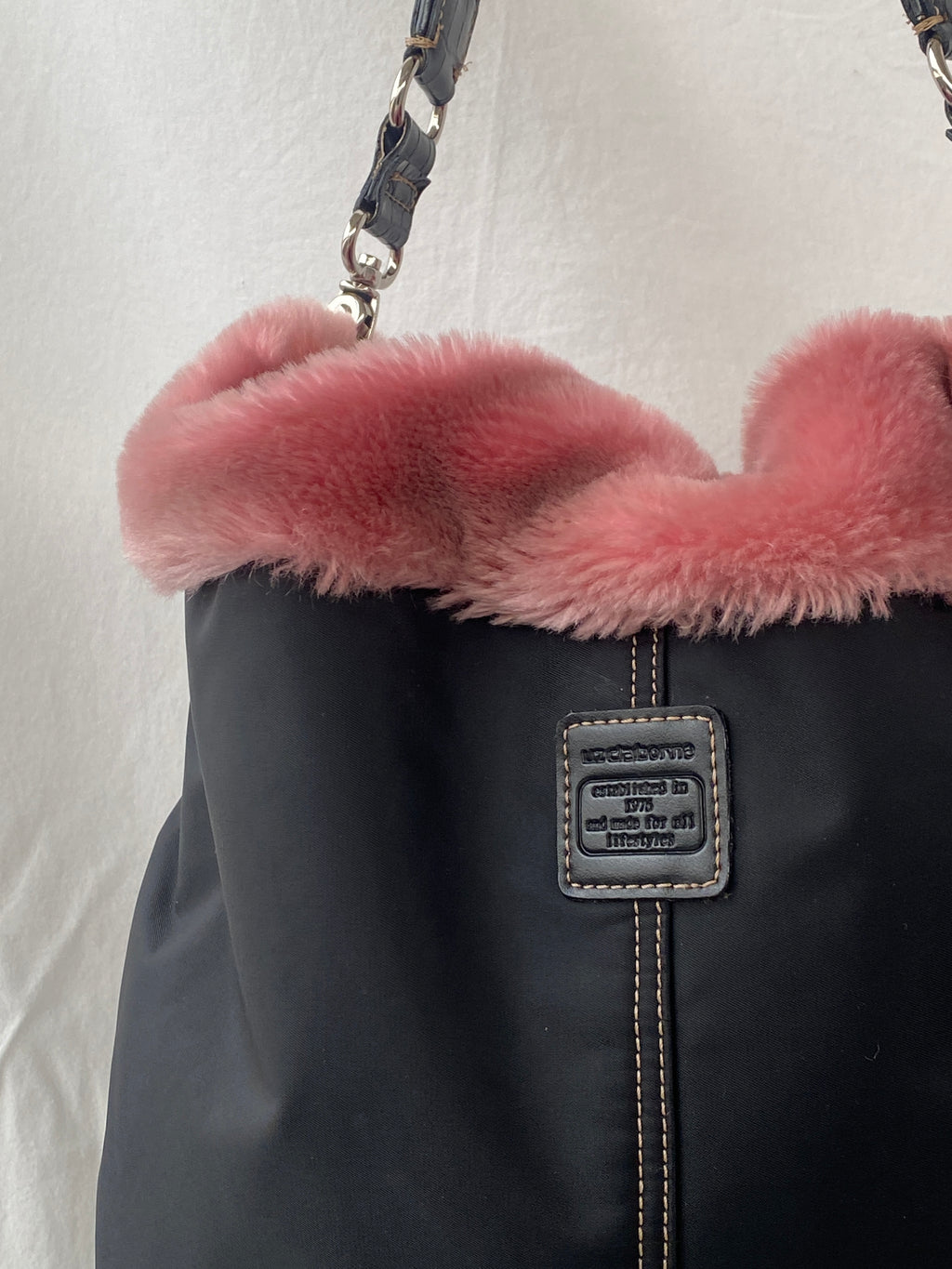 حقيبة كتف ليز كلايبورن توت سوداء مستوحاة من براتز من عام 2000