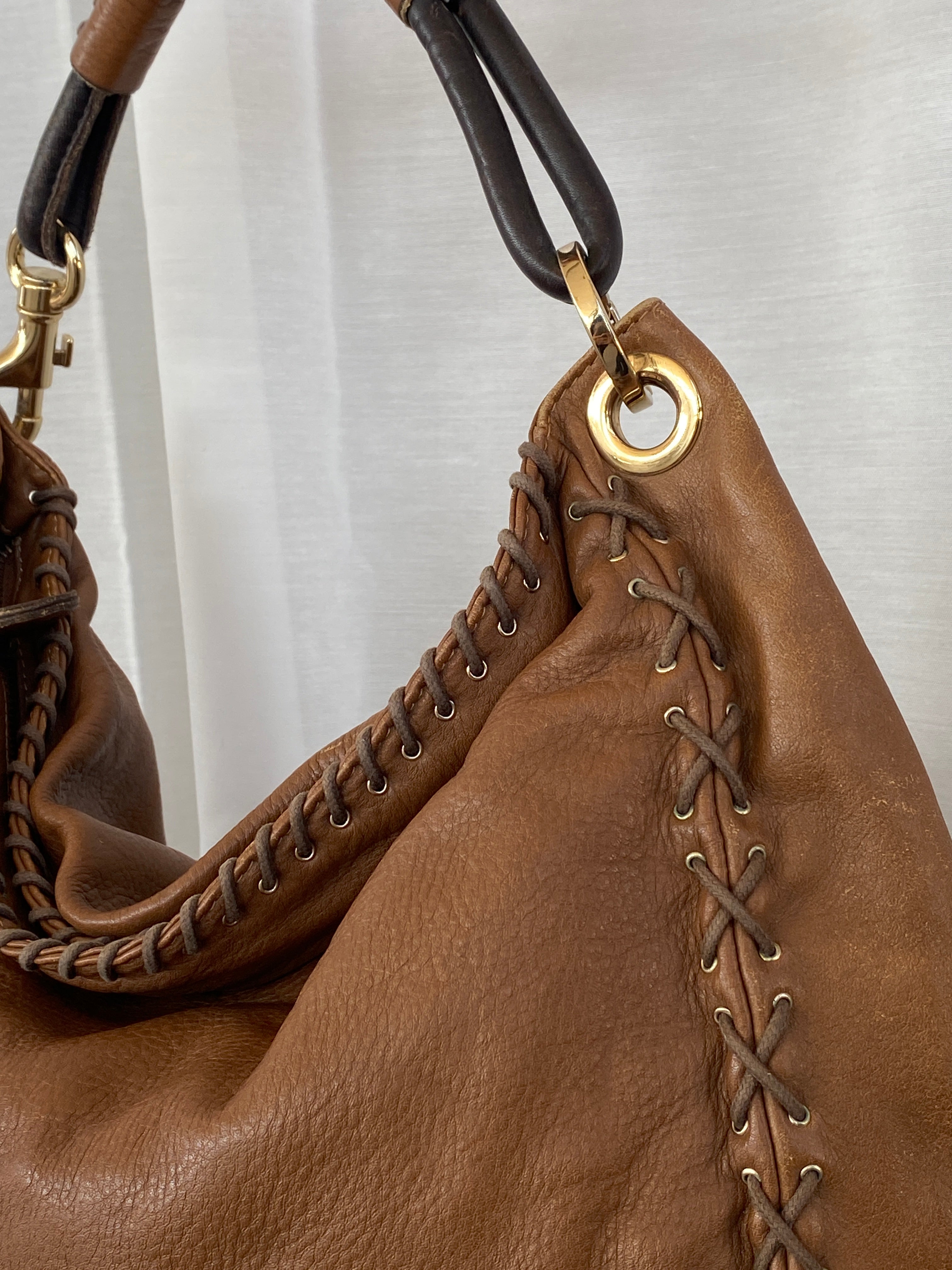 حقيبة كتف هوبو كبيرة من الجلد البني من جيمي تشو Y2K