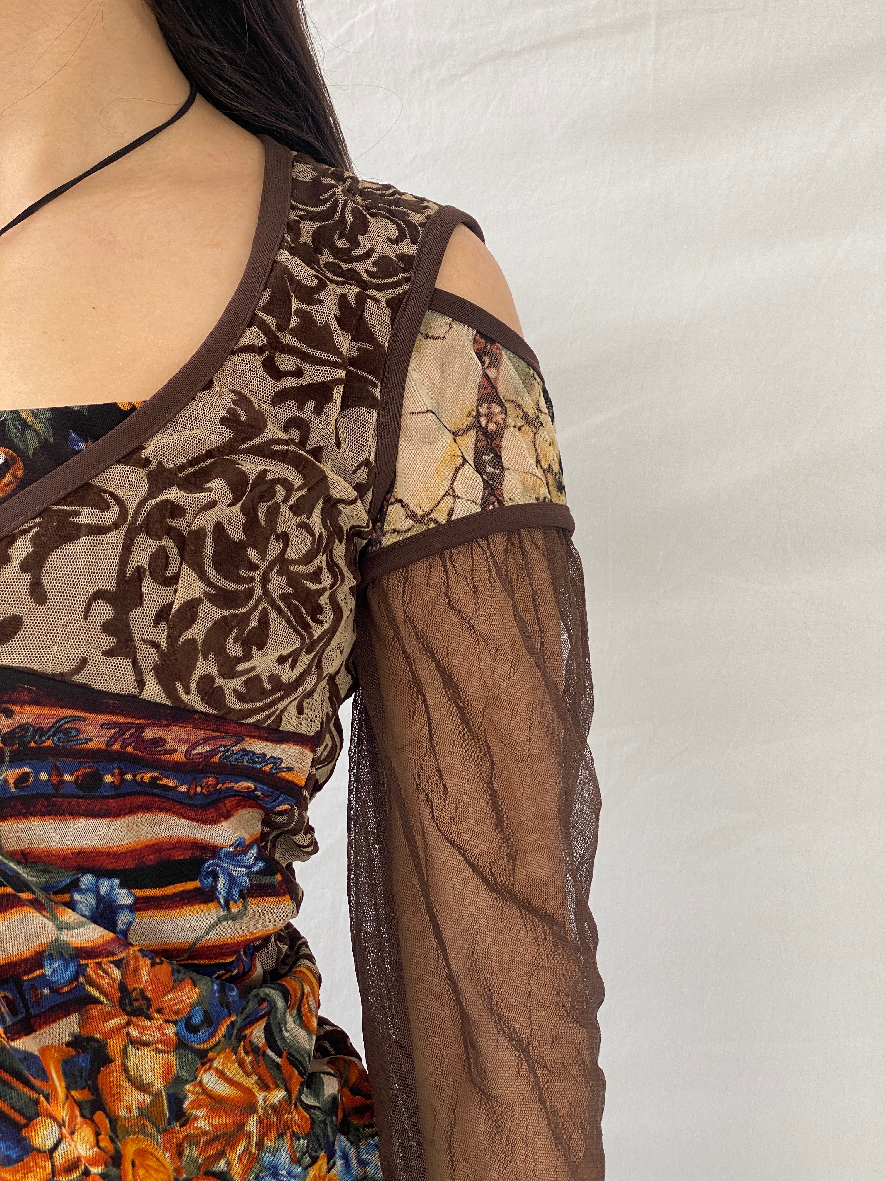 بلوزة "أنقذوا الملكة" بنية اللون بأكمام طويلة شفافة غير متماثلة - مقاس متوسط