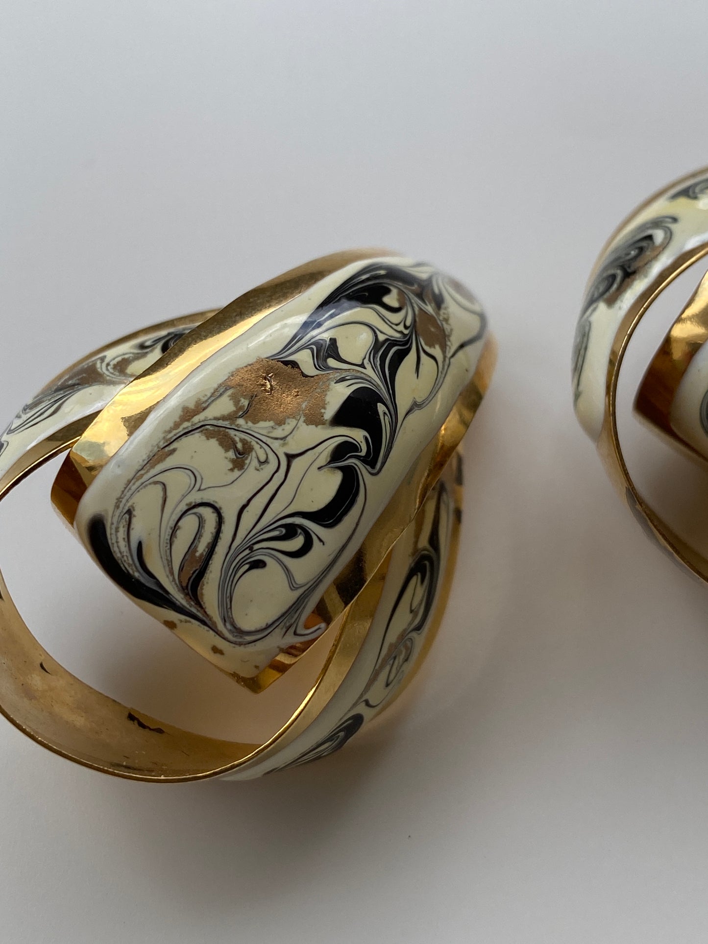 Vintage 80s Cream Marbled Twisted Knot Stud Earrings in Gold Tone