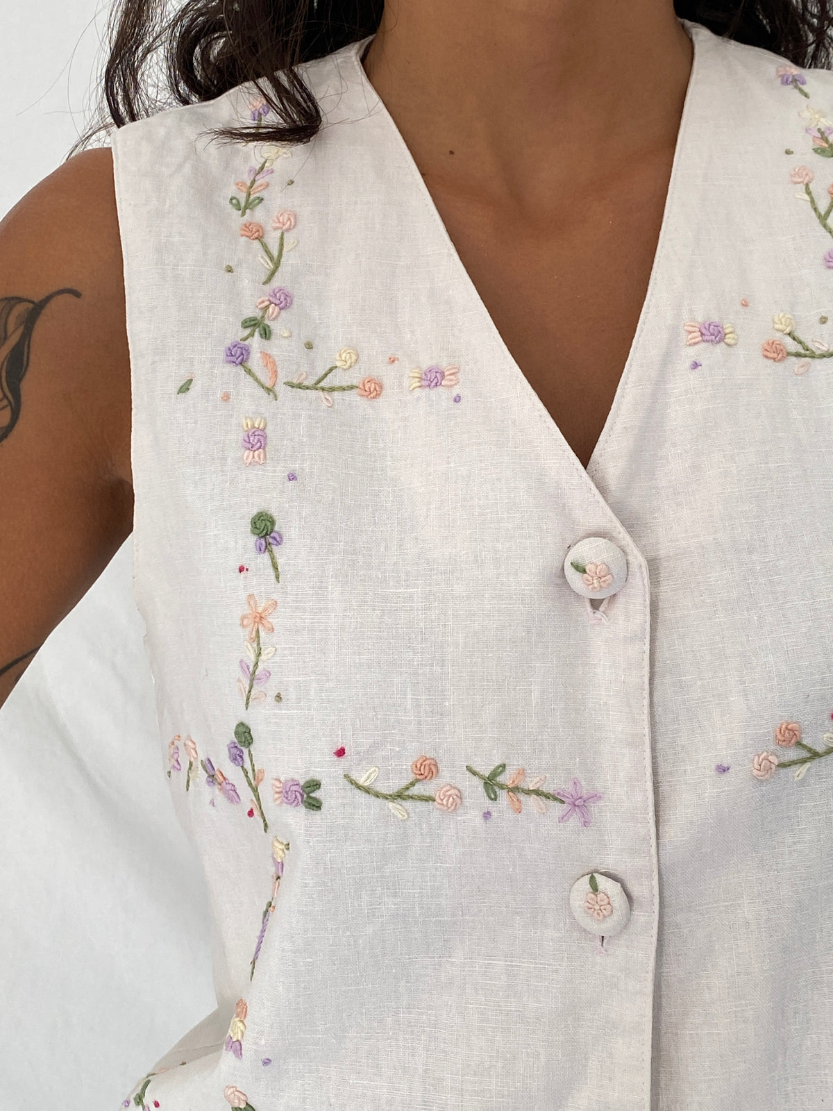 Vintage 90s Eagle’s Eye Ivory Linen Cotton Floral Embroidered Vest – S Vintage 90s Eagle’s Eye Ivory Linen Cotton Floral Embroidered Vest – S