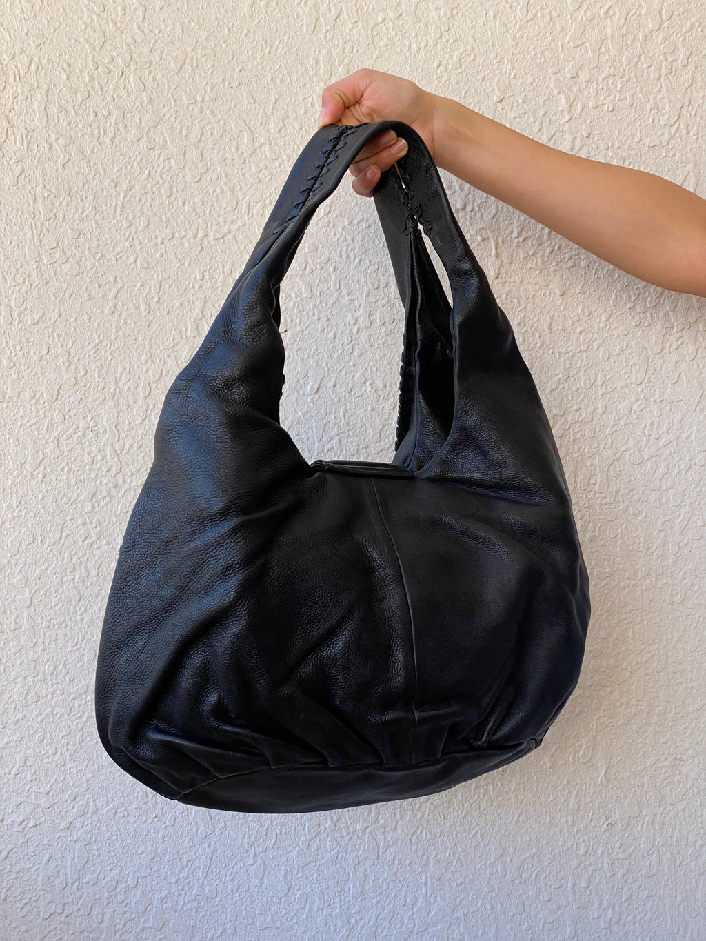 حقيبة كتف جيمي تشو هوبو كبيرة من الجلد المزخرف باللون الأسود