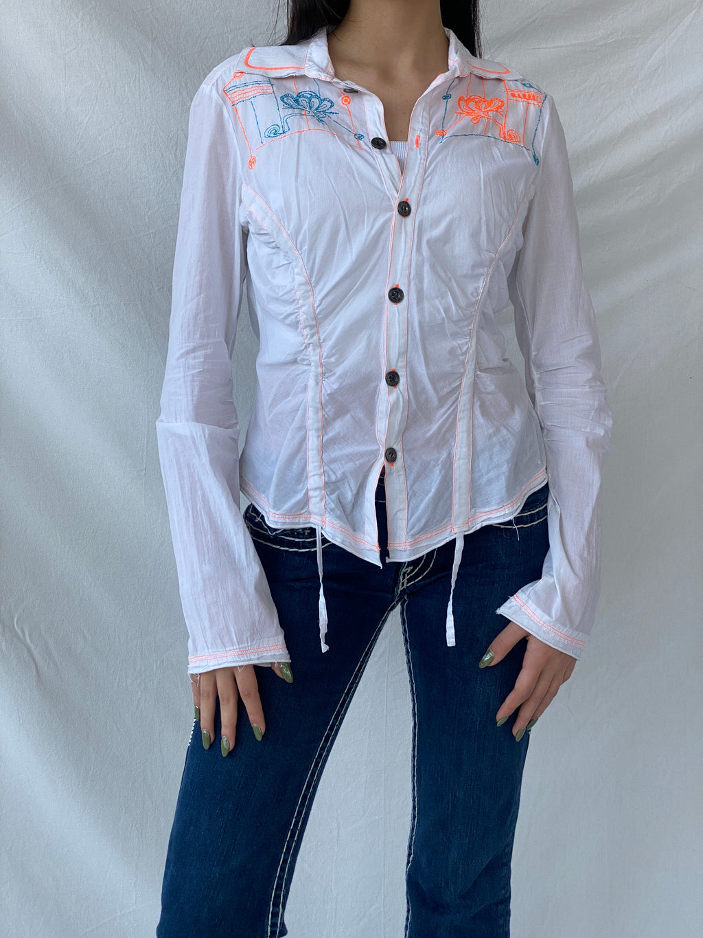 قميص نسائي من Y2K Diesel أبيض مطرز من القطن الشفاف بحواف ملفوفة - مقاس كبير