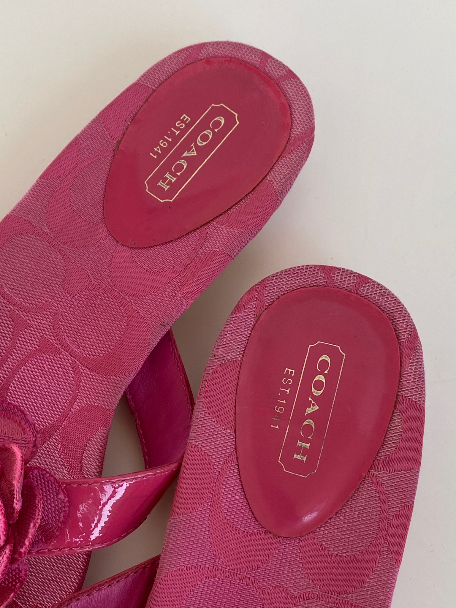 صندل كوتش سميرة الوردي المميز بنقشة الزهور - مقاس أوروبي 39.5