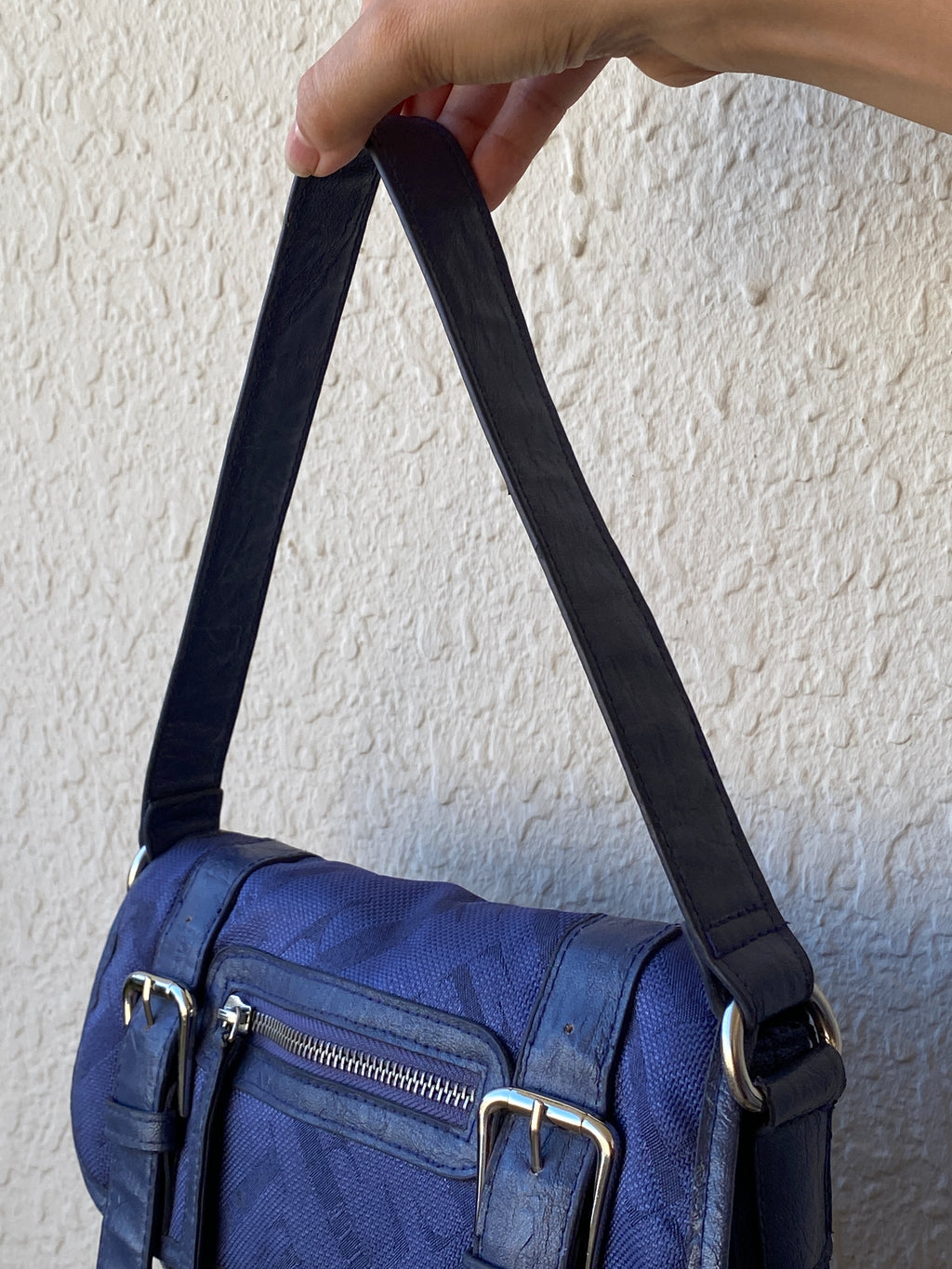 حقيبة كتف إيل زرقاء داكنة مع مشبك وحزام قابل للتعديل 