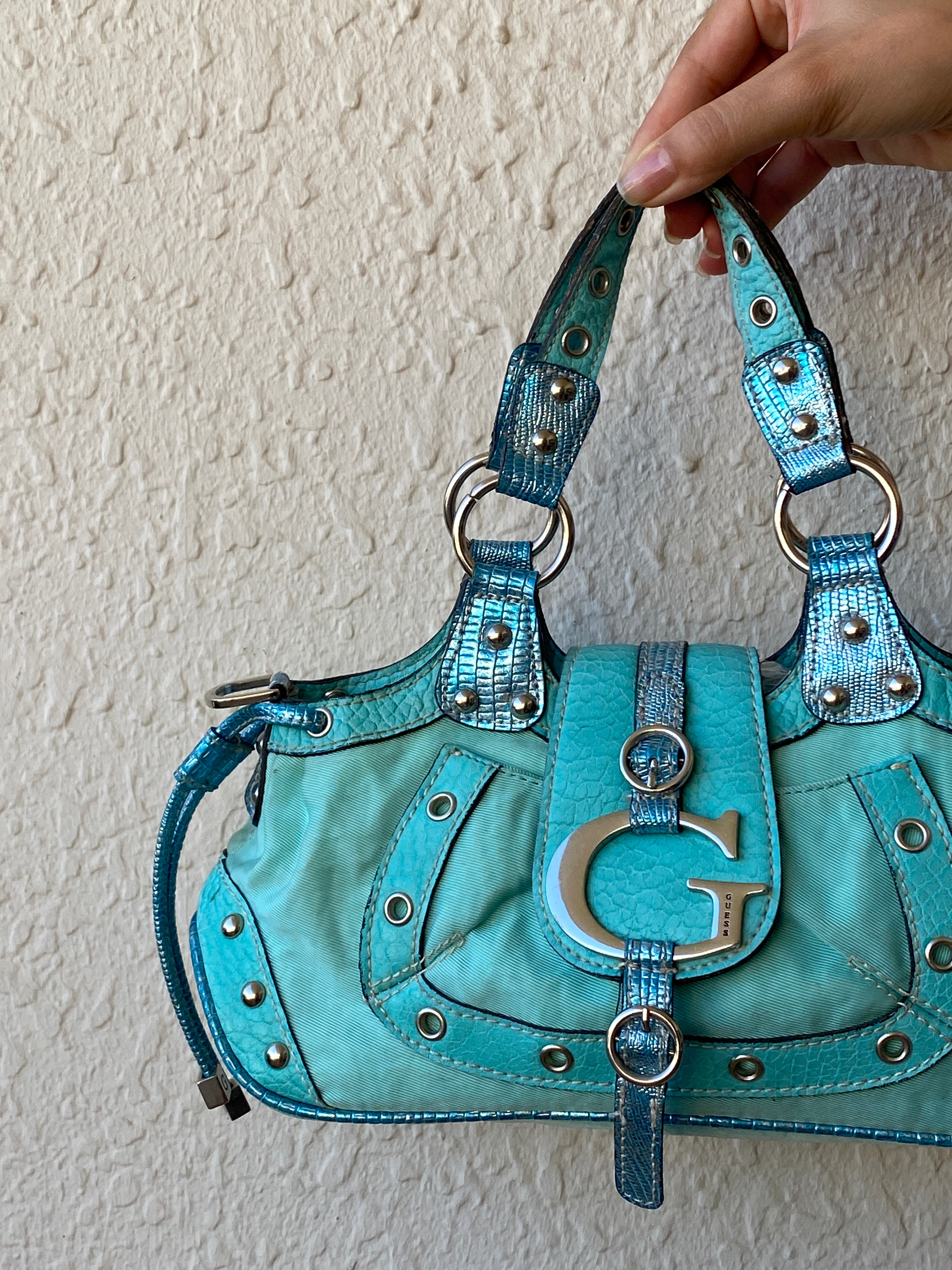 حقيبة ساتشيل فيروزية عتيقة من Guess Y2K مع شعار G وأجزاء معدنية وحواف مرصعة بالمسامير