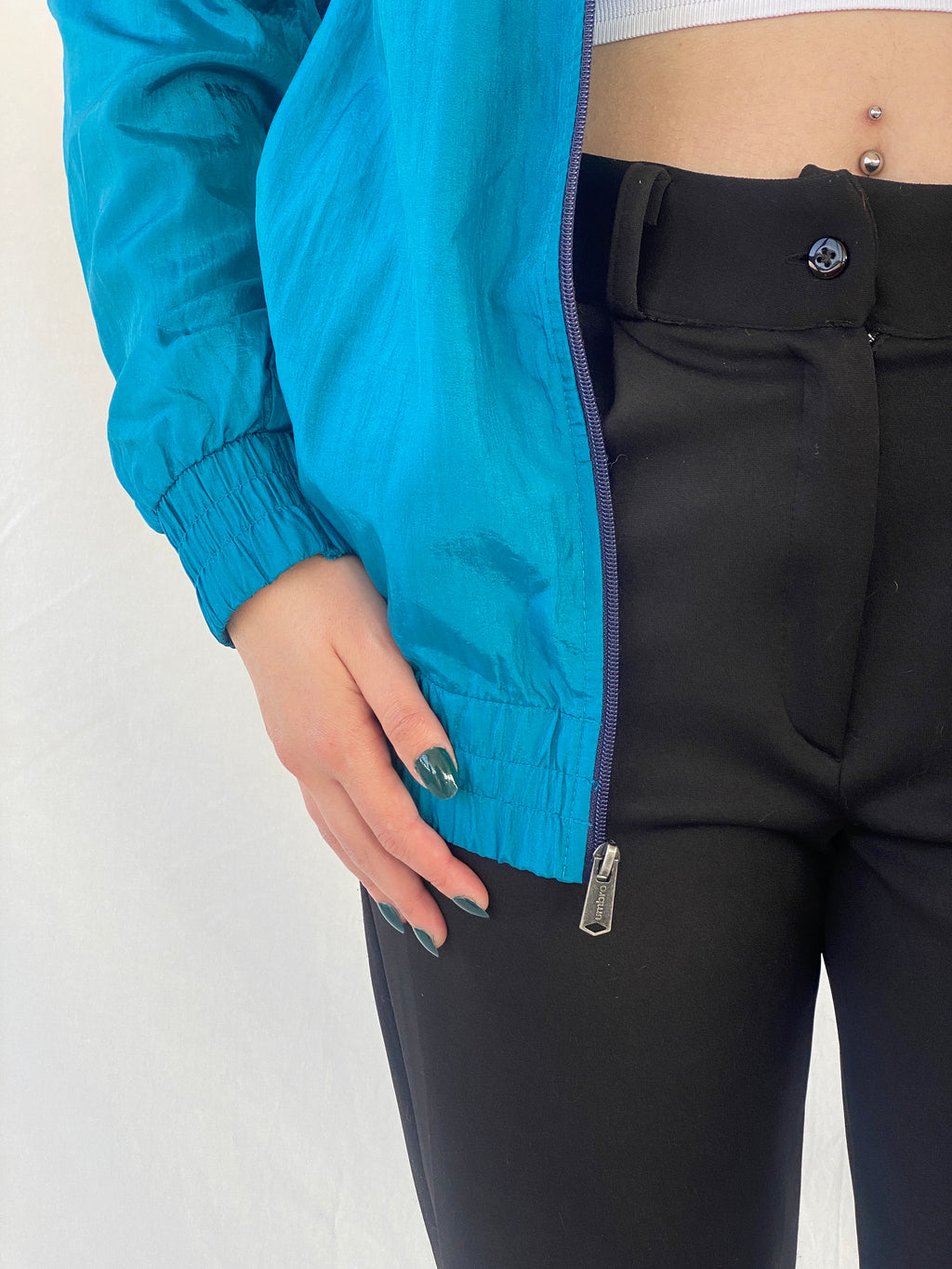 جاكيت رياضي نسائي من Umbro Premier Blue Colorblock مقاوم للرياح - مقاس صغير