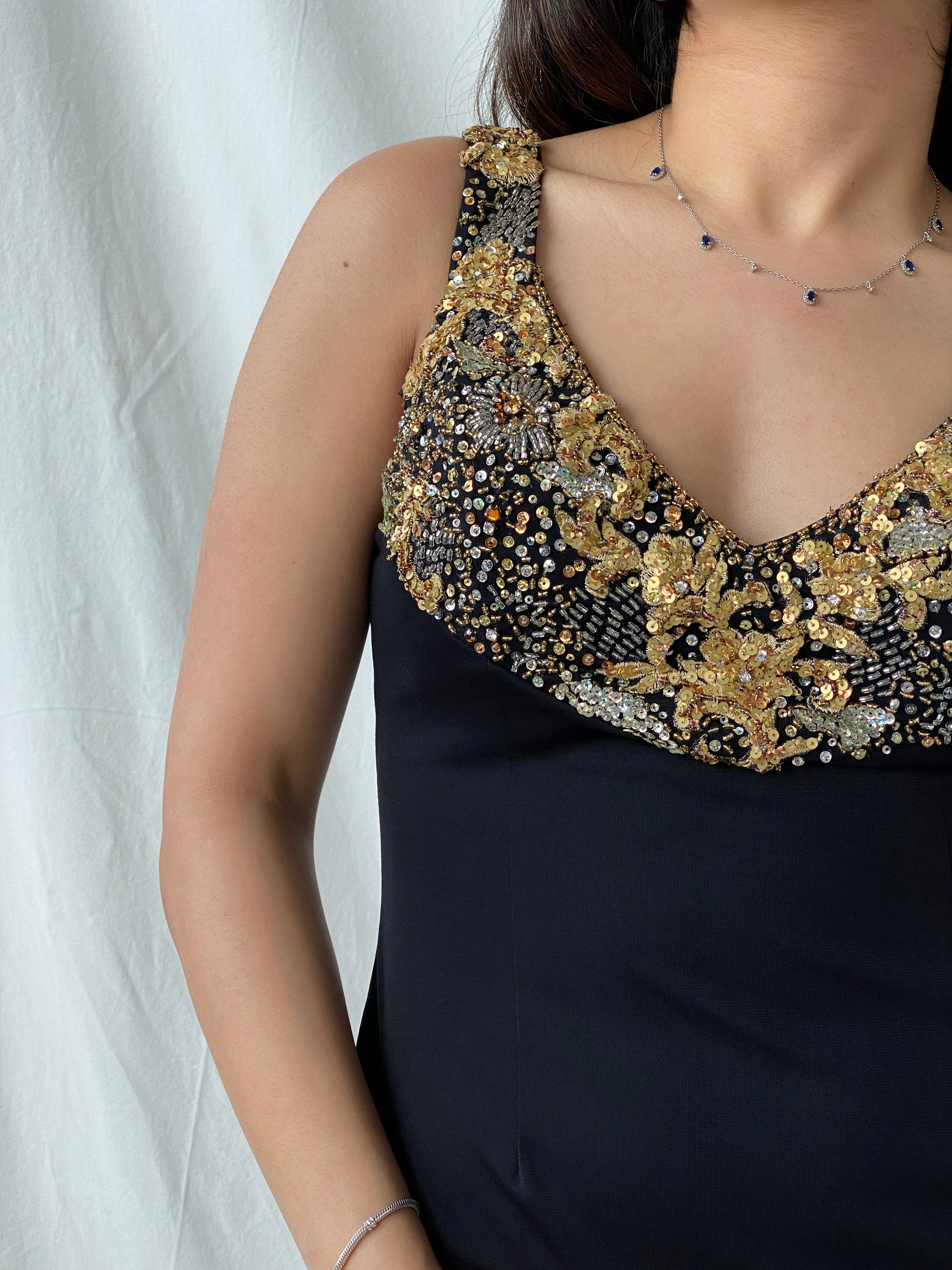 فستان BASIX أسود ضيق بدون أكمام مع تفاصيل ترتر وخرز ذهبي - M