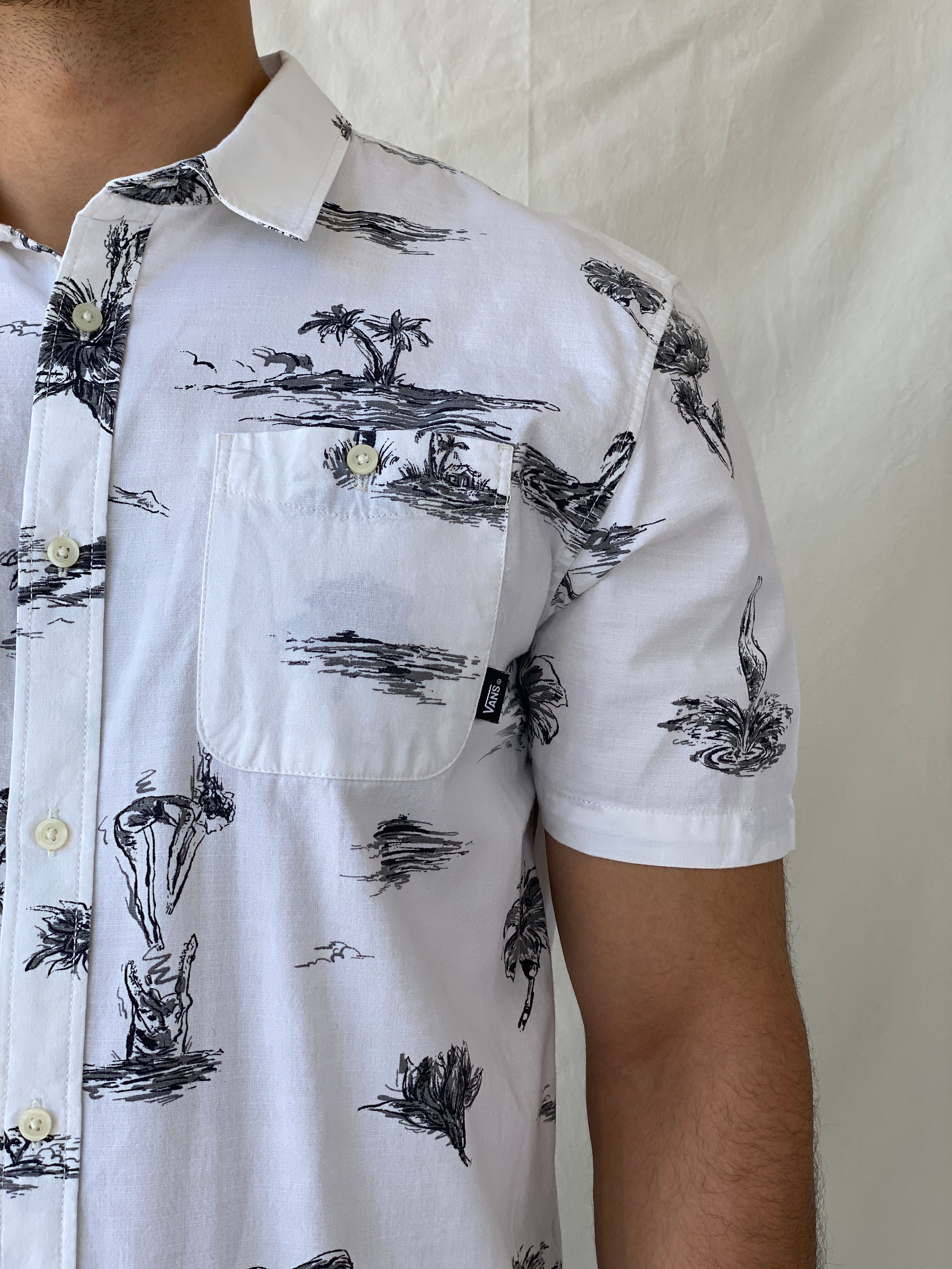 Vans Dive Bomber White Black Hawaiian Button Down Half Sleeve Men’s Classic Fit Shirt - L