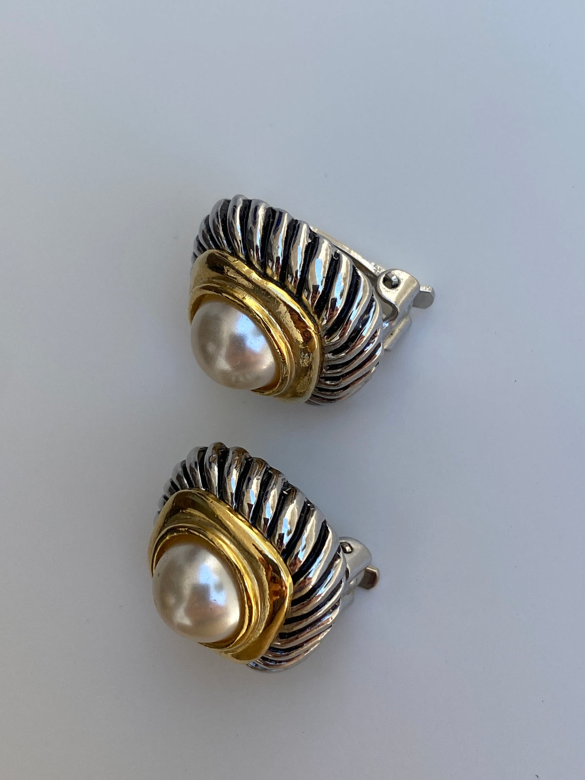 Vintage Two-Tone Faux Pearl Ribbed Clip-On Gold & Silver Earrings Vintage Two-Tone Faux Pearl Ribbed Clip-On Gold & Silver Earrings