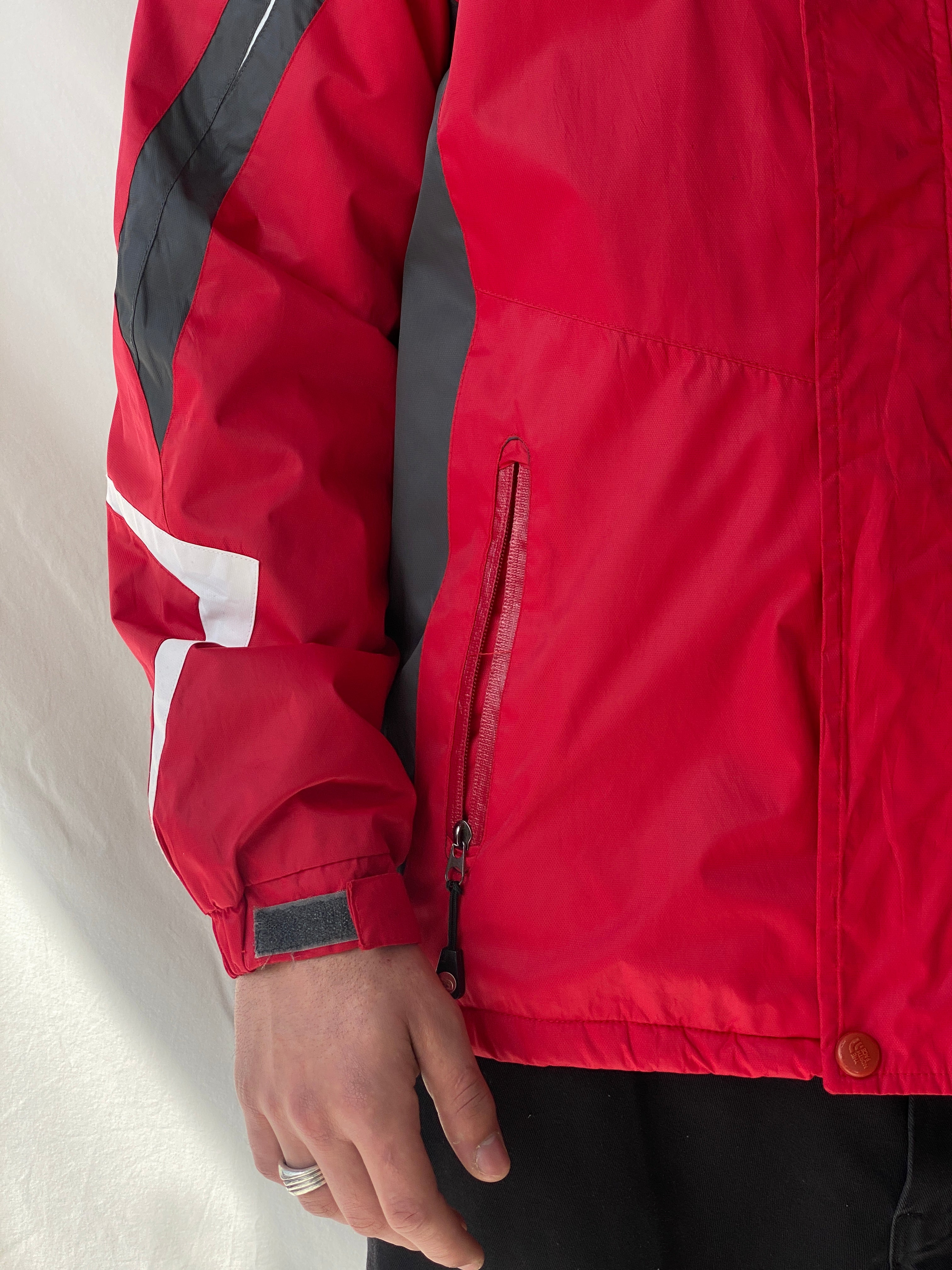 جاكيت رجالي من سلسلة Summit Series باللونين الأحمر والرمادي من The North Face 00s - مقاس XL