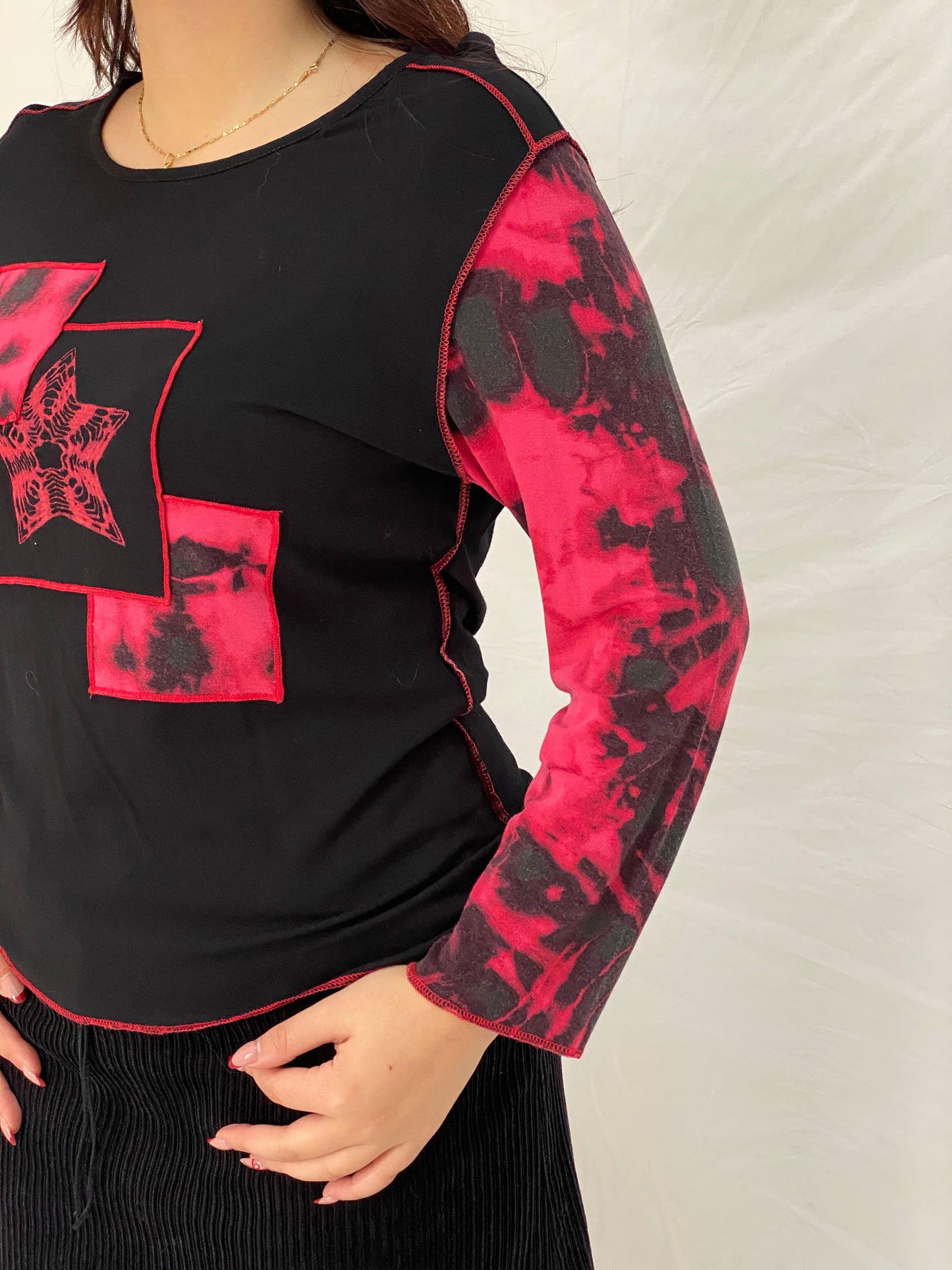 Vintage La Mode Est A Vous Black & Red Tie-Dye Star Patch Long Sleeve Top – L
