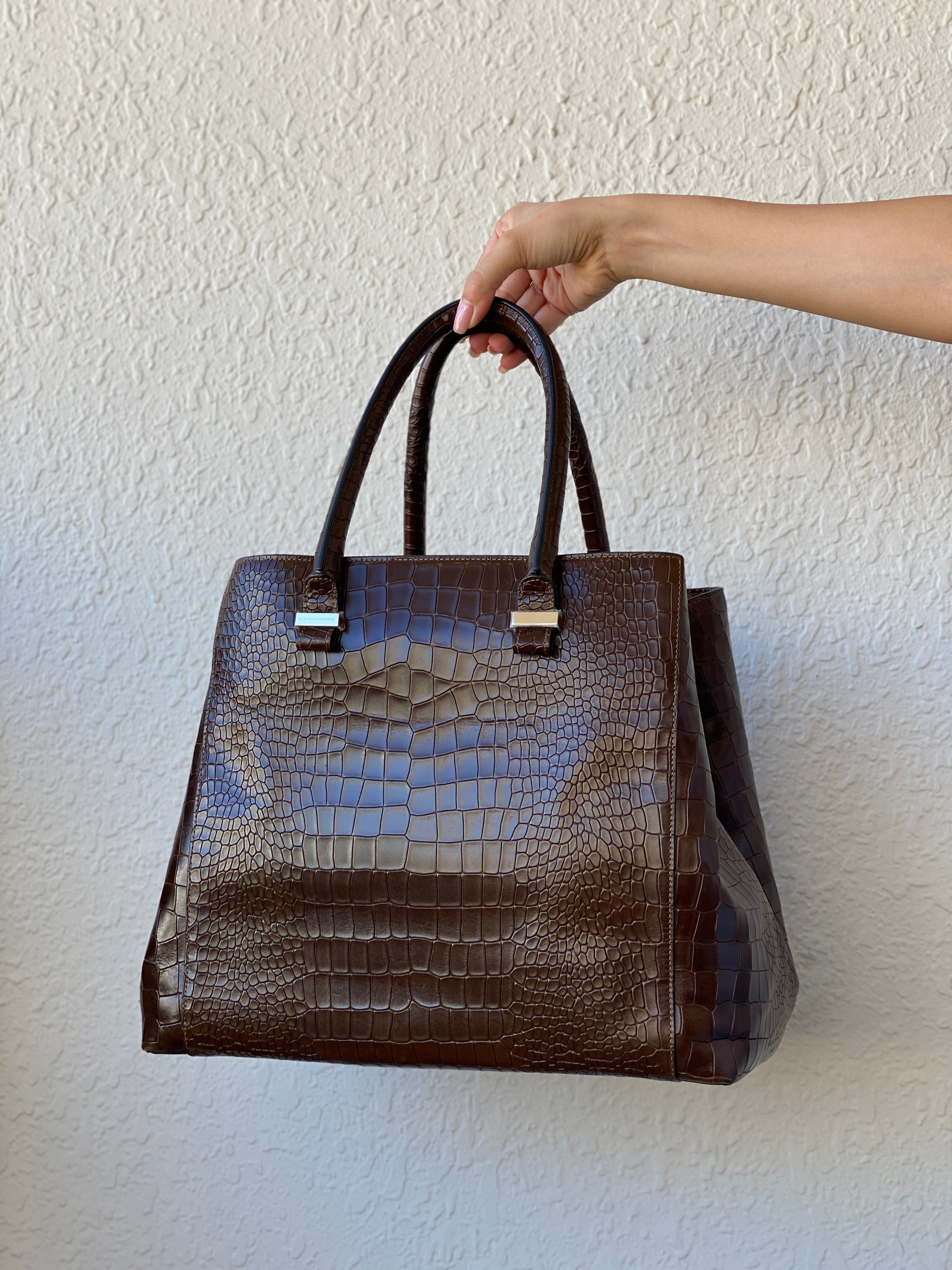 حقيبة فيكتوريا بيكهام كبيرة من الجلد باللون البني الشوكولاتي للنساء بتأثير جلد التمساح