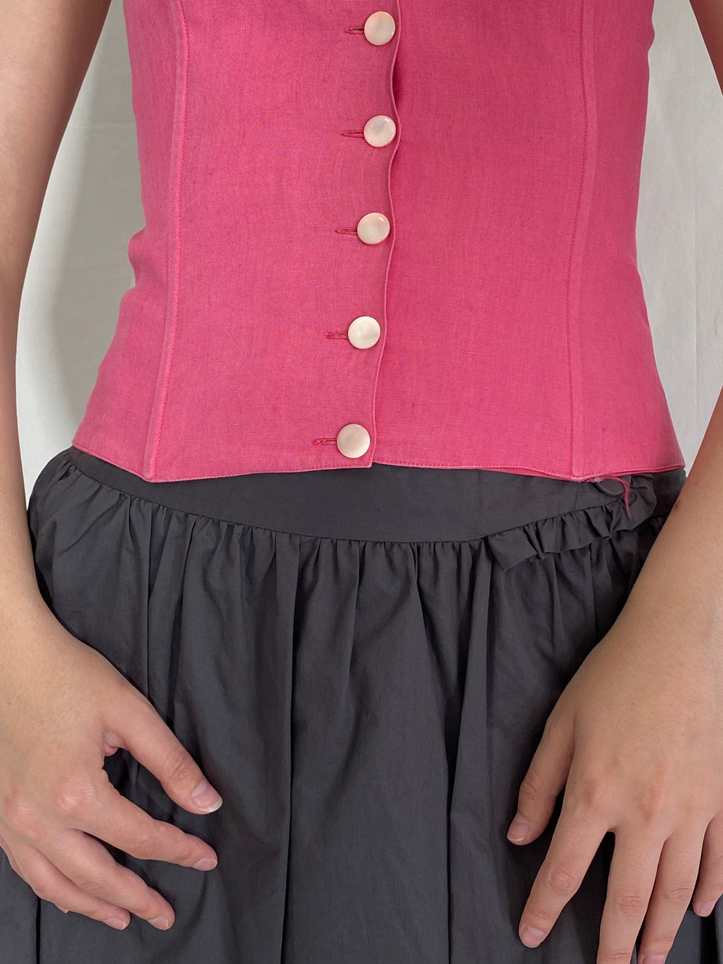 بلوزة كورسيه من الكتان الإيطالي باللون الوردي من Vintage I BLUES مع زر للإغلاق - مقاس صغير