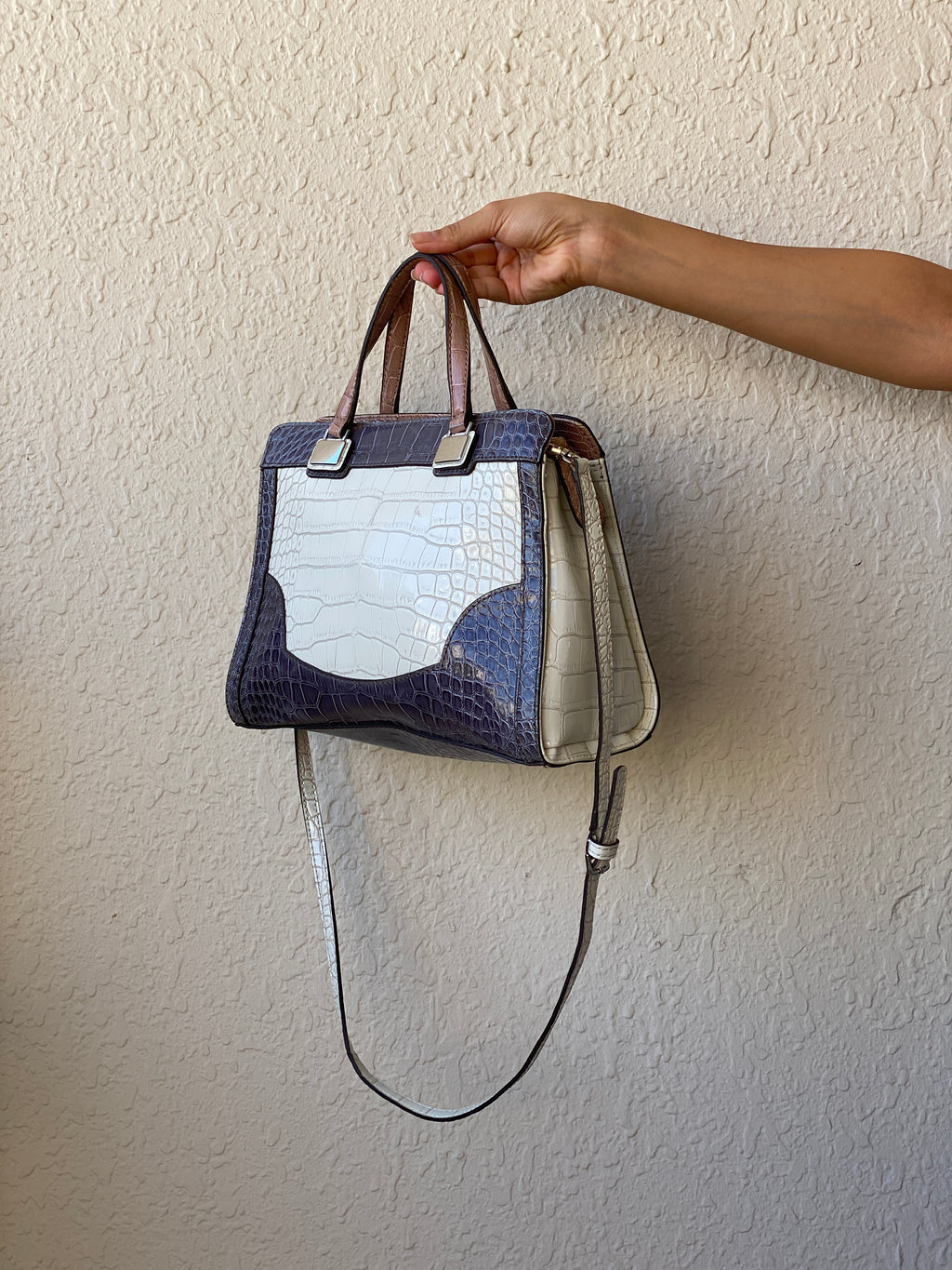 حقيبة يد GUESS ثلاثية الألوان بنقشة جلد التمساح مع حزام كروس بودي