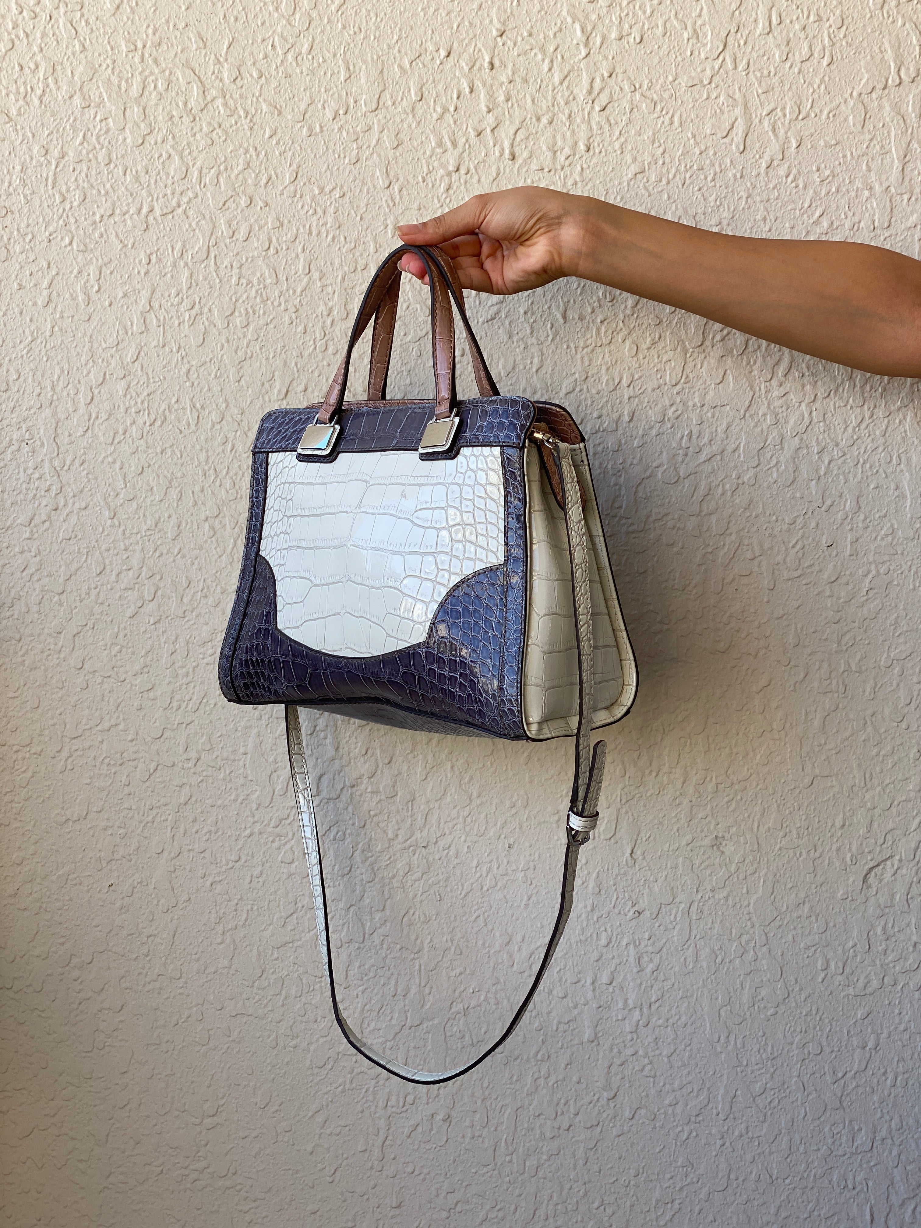 حقيبة يد GUESS ثلاثية الألوان بنقشة جلد التمساح مع حزام كروس بودي