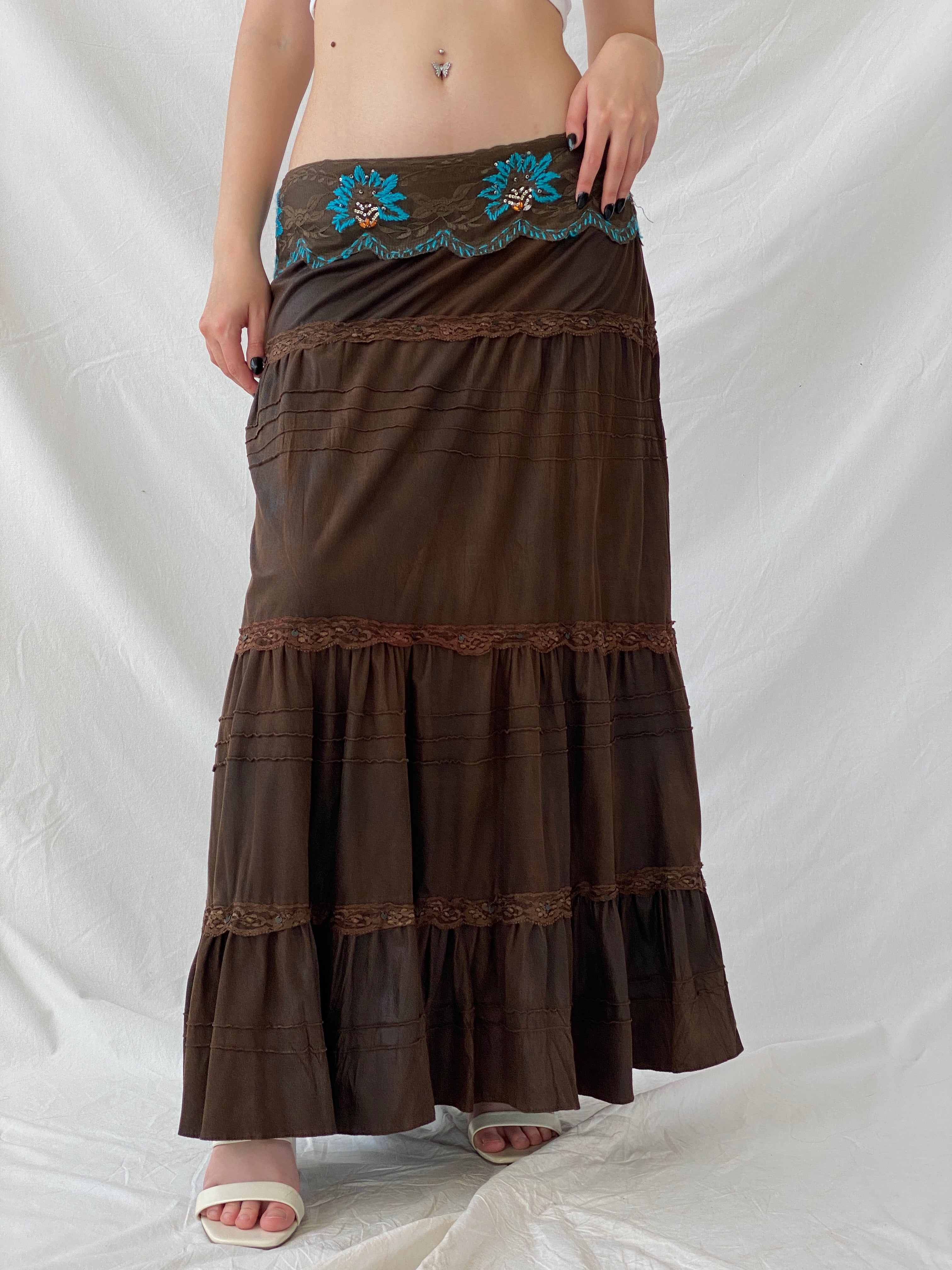 تنورة بنية من Vintage Whimsygoth بطبقات من الدانتيل الغجري مع تطريز زهري أزرق - مقاس XL