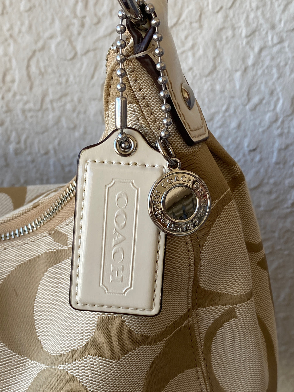 حقيبة كتف Coach Signature C الجديدة كليًا، من قماش الجاكار البيج، بخطوط بيضاء، قابلة للتحويل، F19281