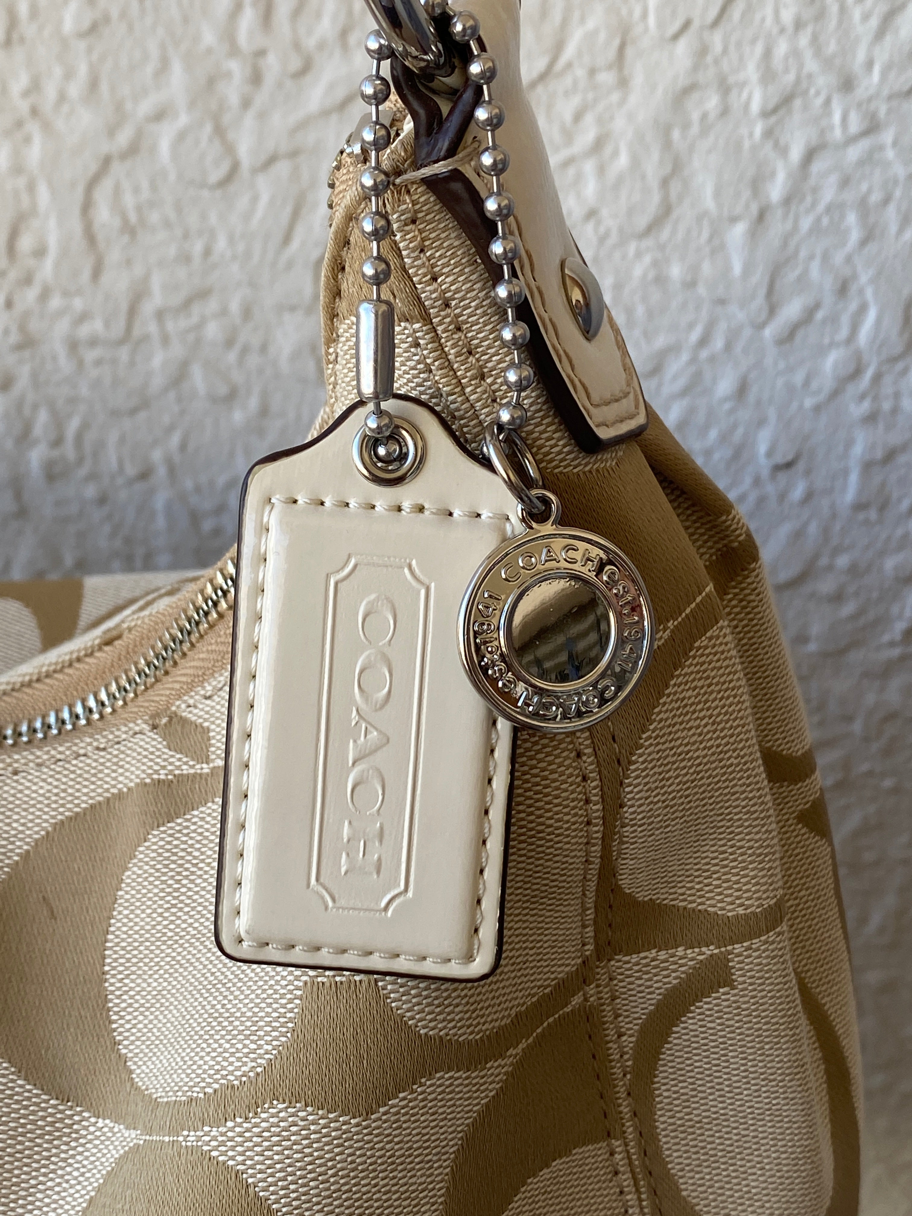 حقيبة كتف Coach Signature C الجديدة كليًا، من قماش الجاكار البيج، بخطوط بيضاء، قابلة للتحويل، F19281