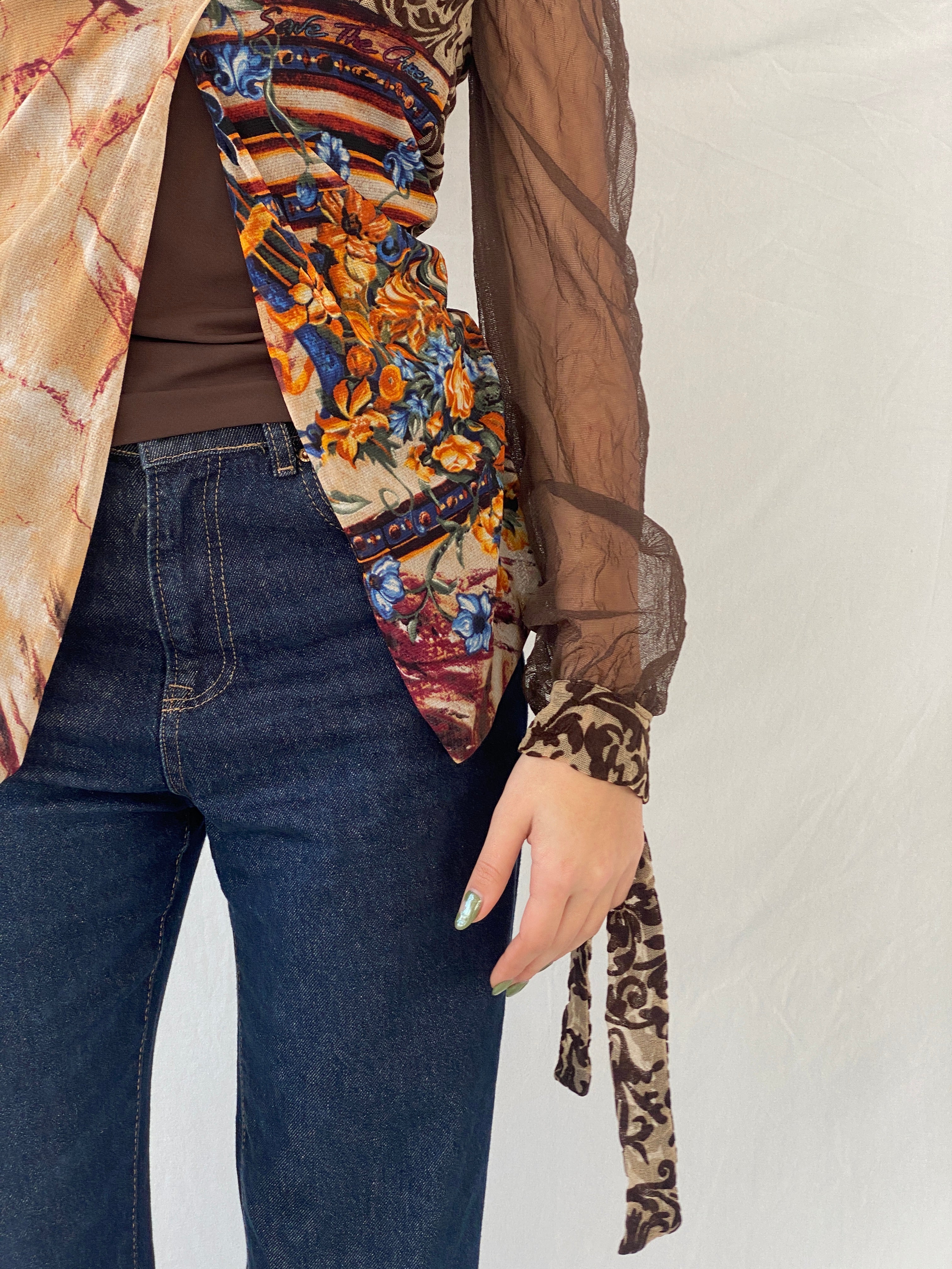 بلوزة "أنقذوا الملكة" بنية اللون بأكمام طويلة شفافة غير متماثلة - مقاس متوسط