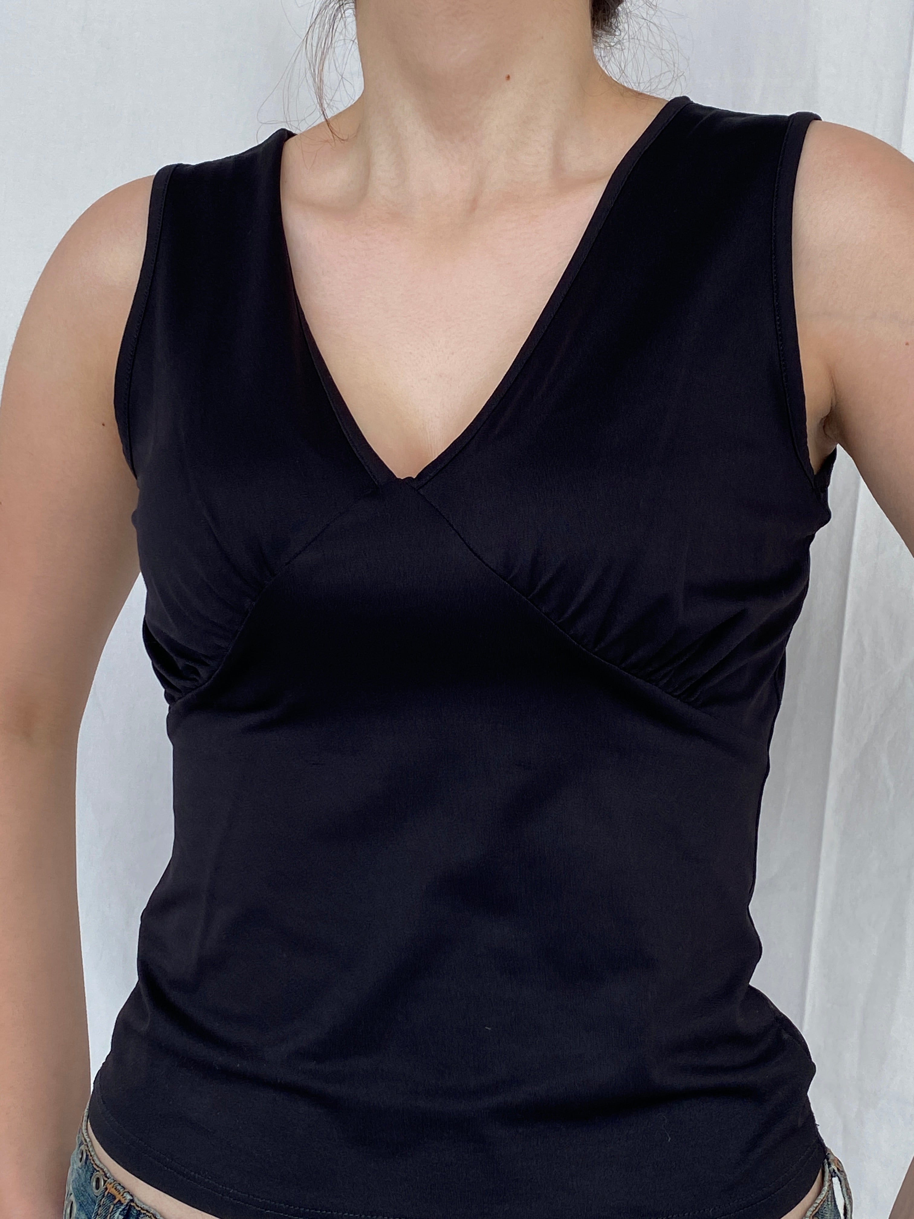 Vintage Women’s Black Sleeveless V-Neck Basic Top - M