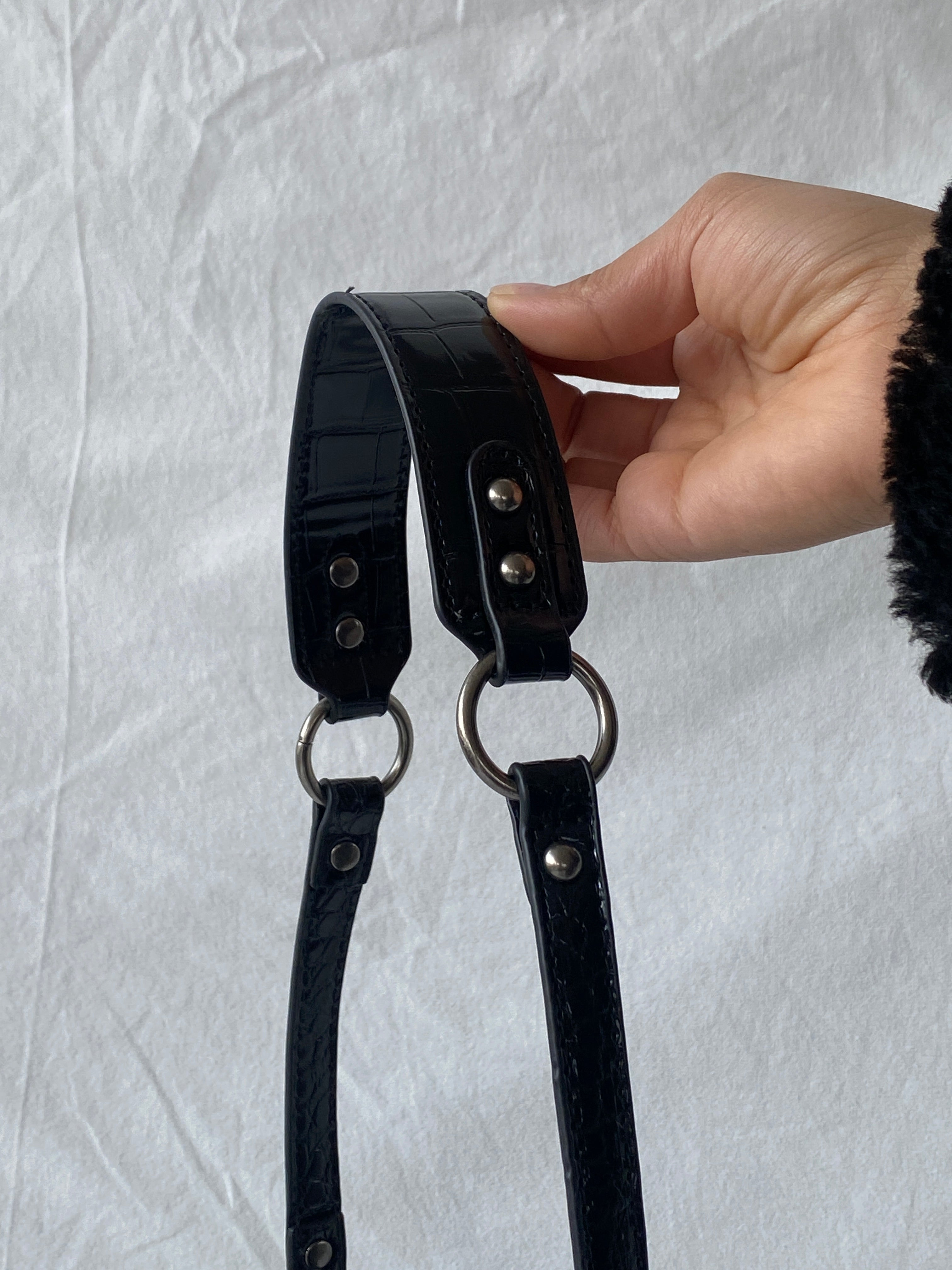 حقيبة كتف UO Jade Baguette سوداء من NWT Urban Outfitters