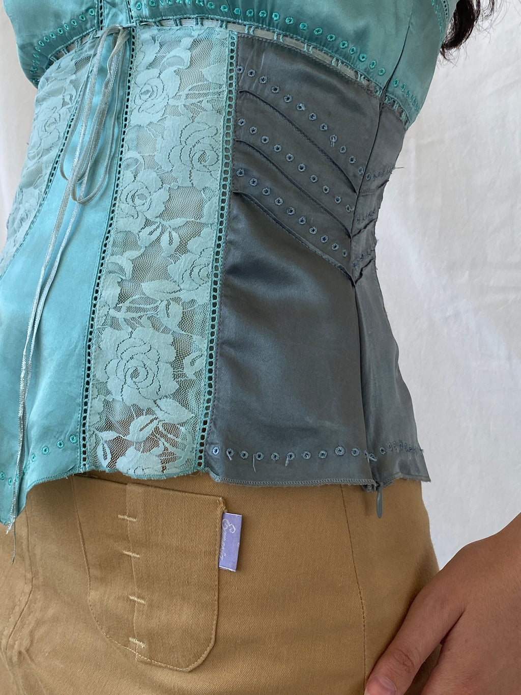 بلوزة كاميسول من الحرير والدانتيل من Y2K Whistles London باللون الأزرق - مقاس صغير