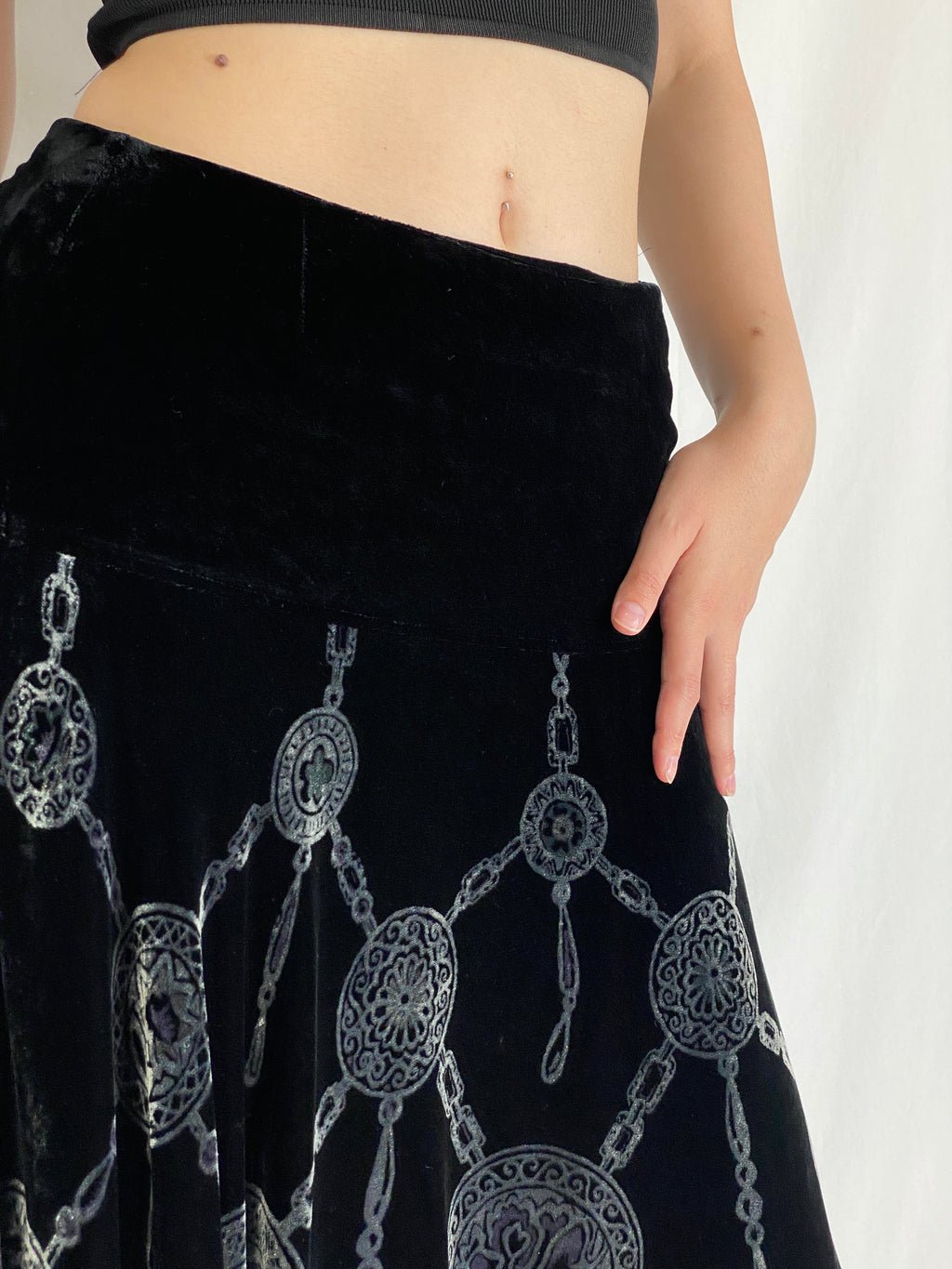 Vintage 90s Passport Black Velvet Embossed Medallion Boho Gothic Y2K A-Line Skirt - M